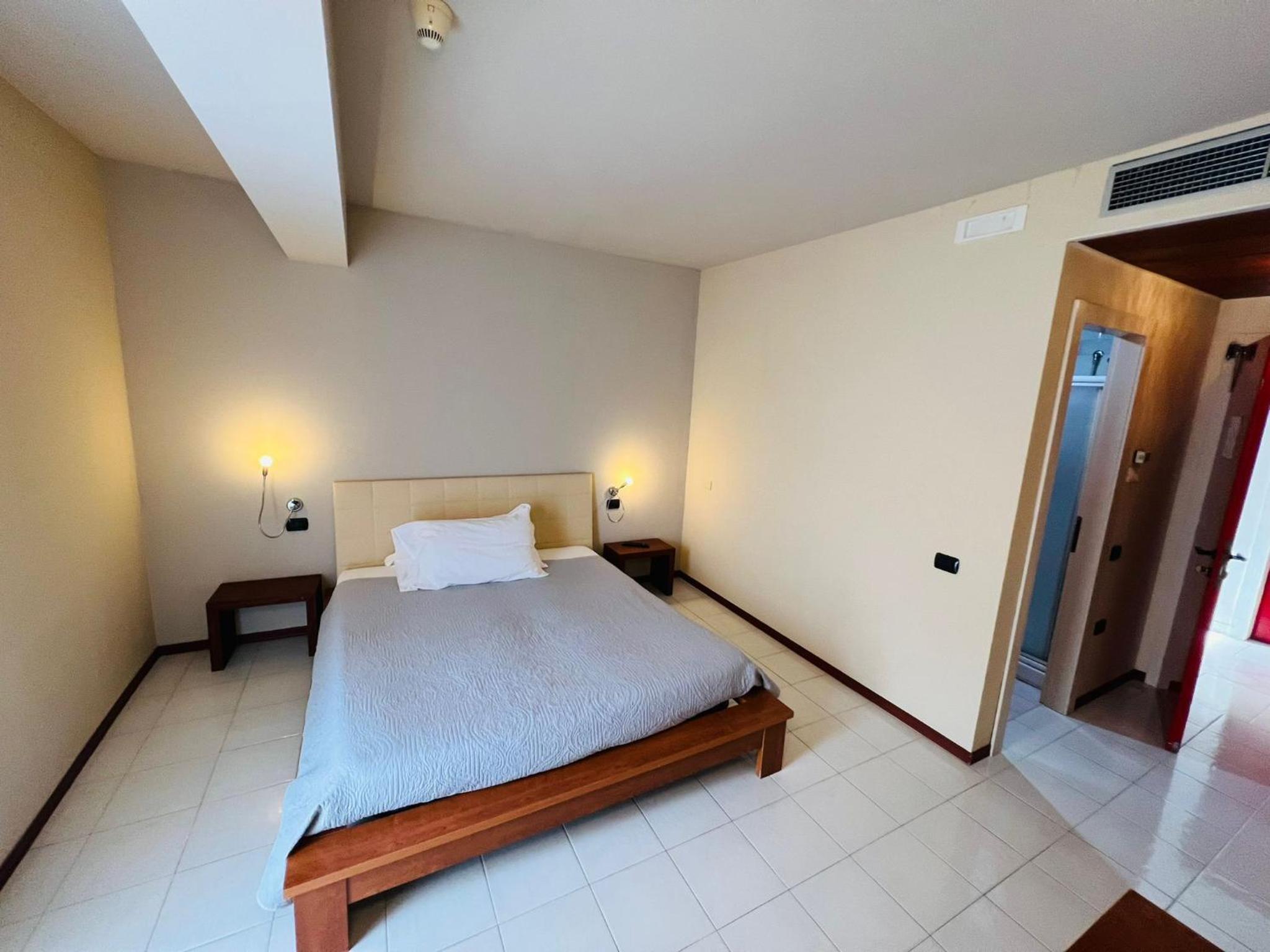Standard Double Room - Photo 8