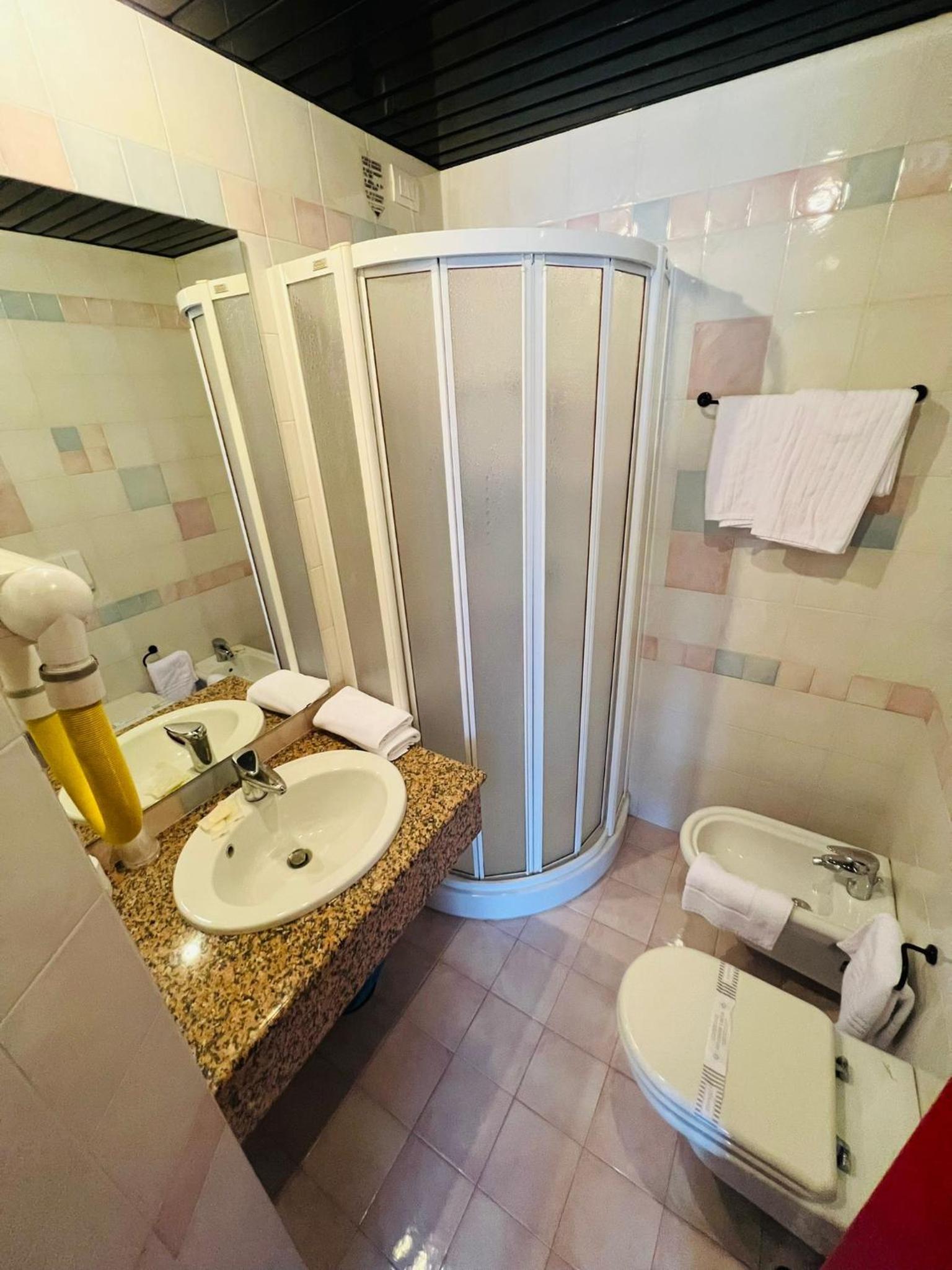 Standard Double Room - Photo 5