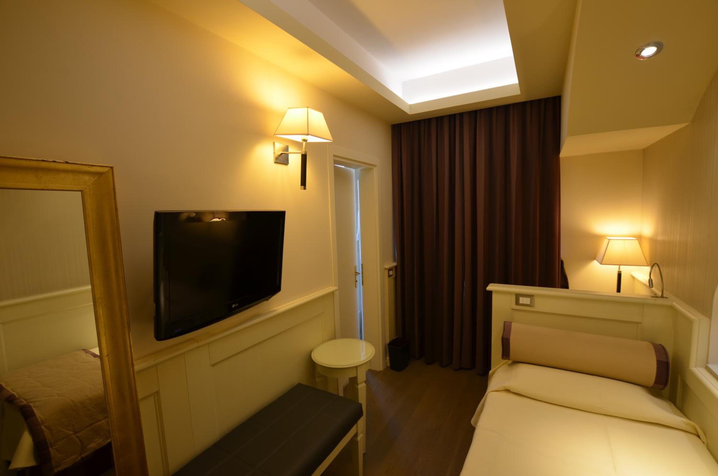 Deluxe Double Room - Photo 15
