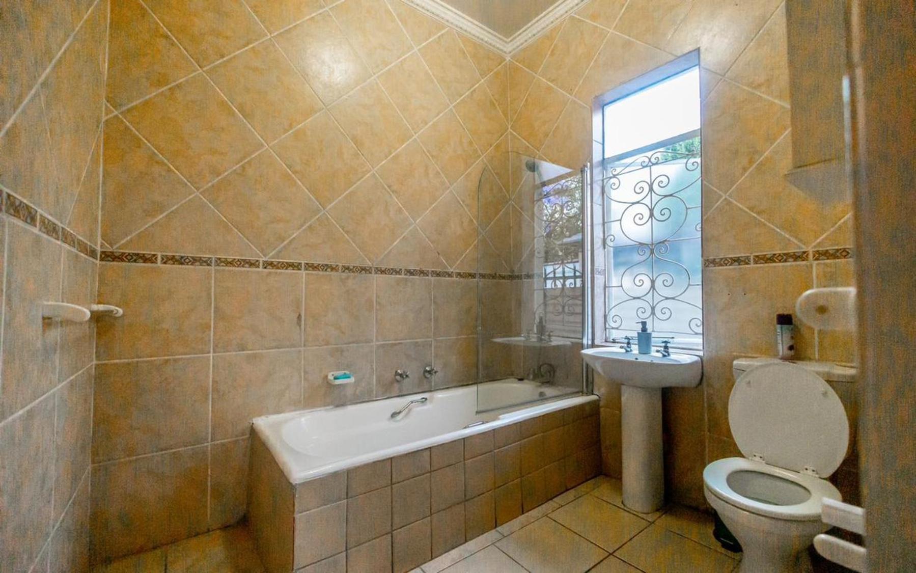 Family Room with Private Bathroom - Photo 3