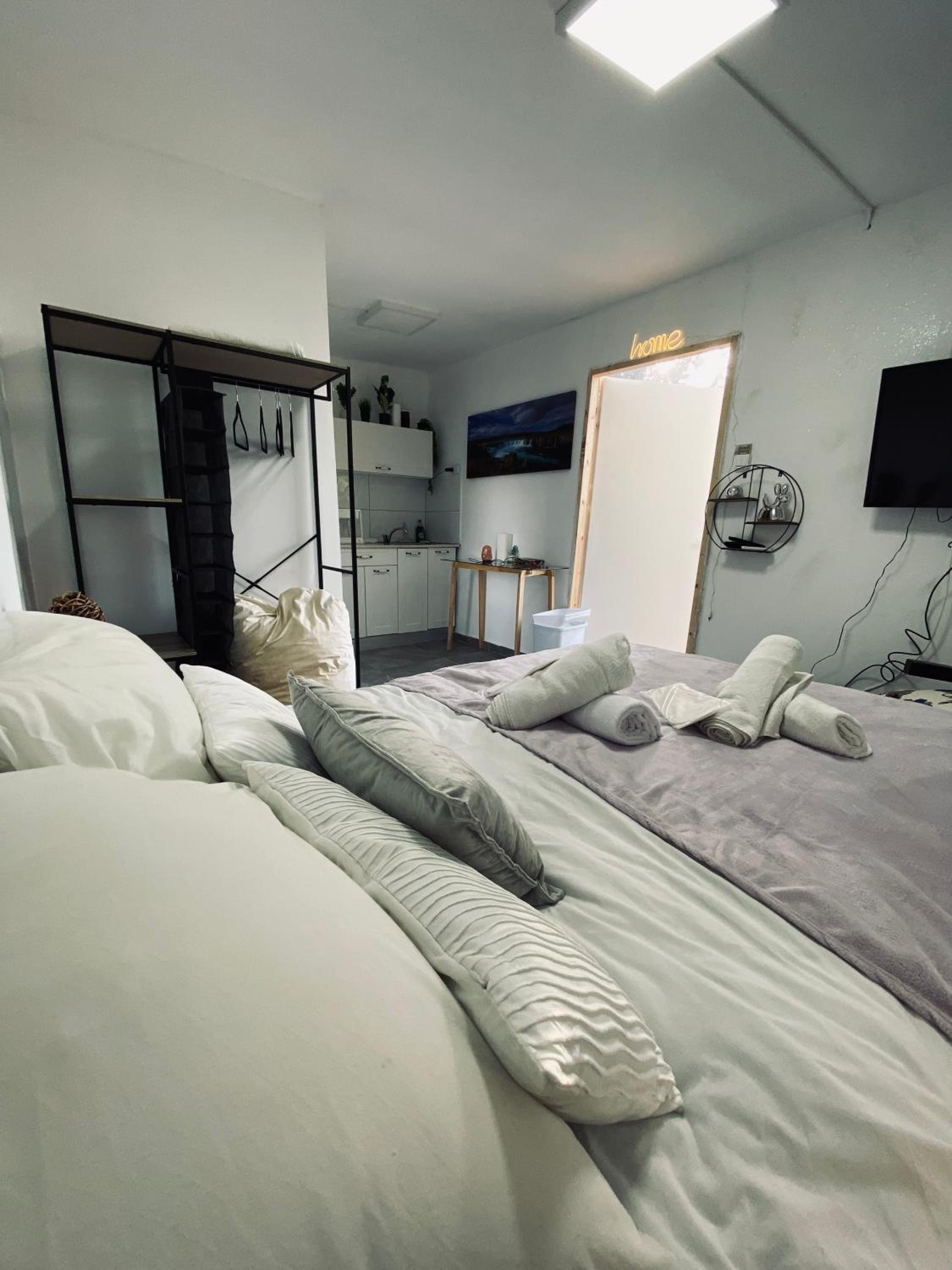 One-Bedroom Apartment photo 1
