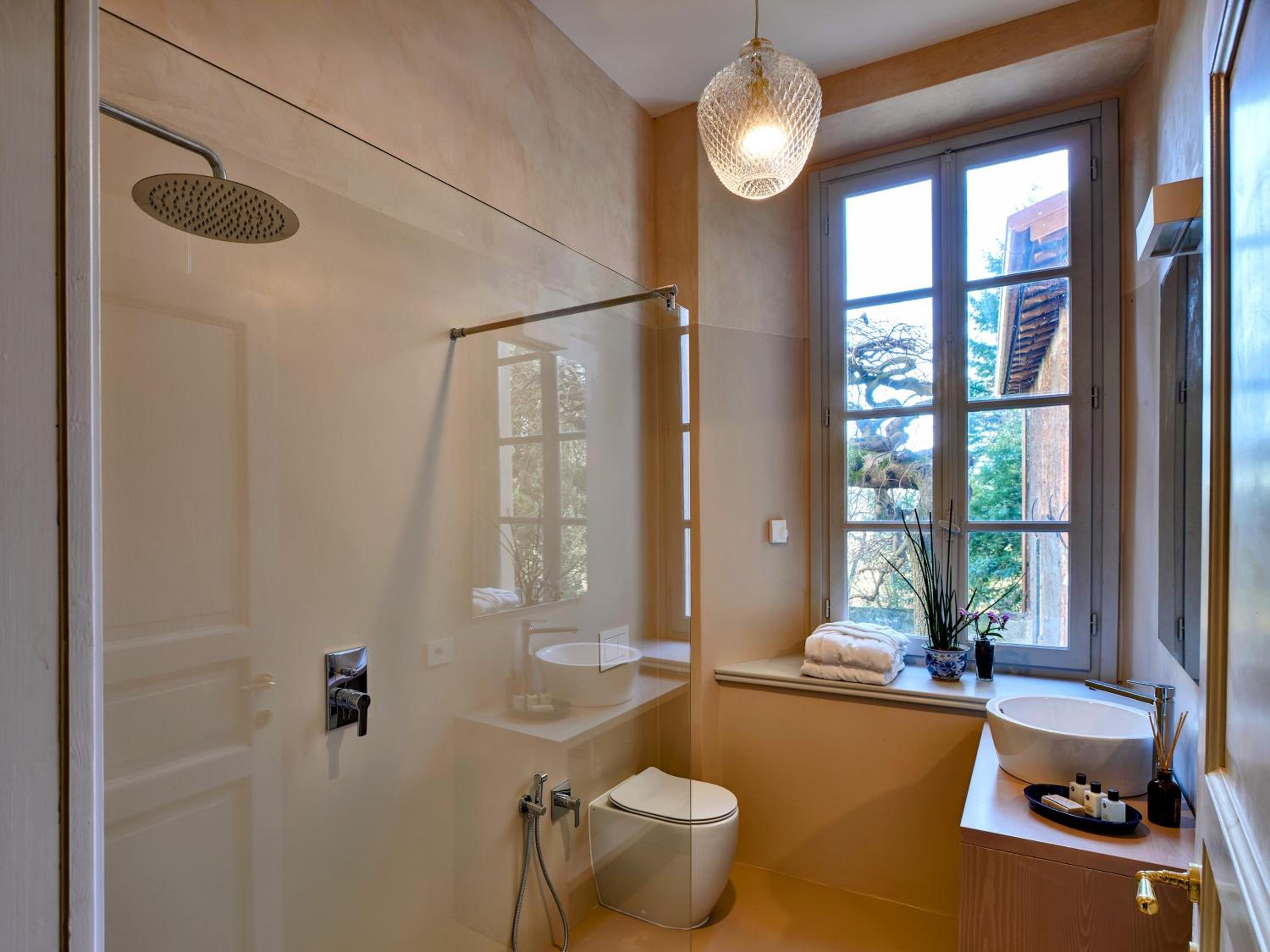 Suite - Photo 9