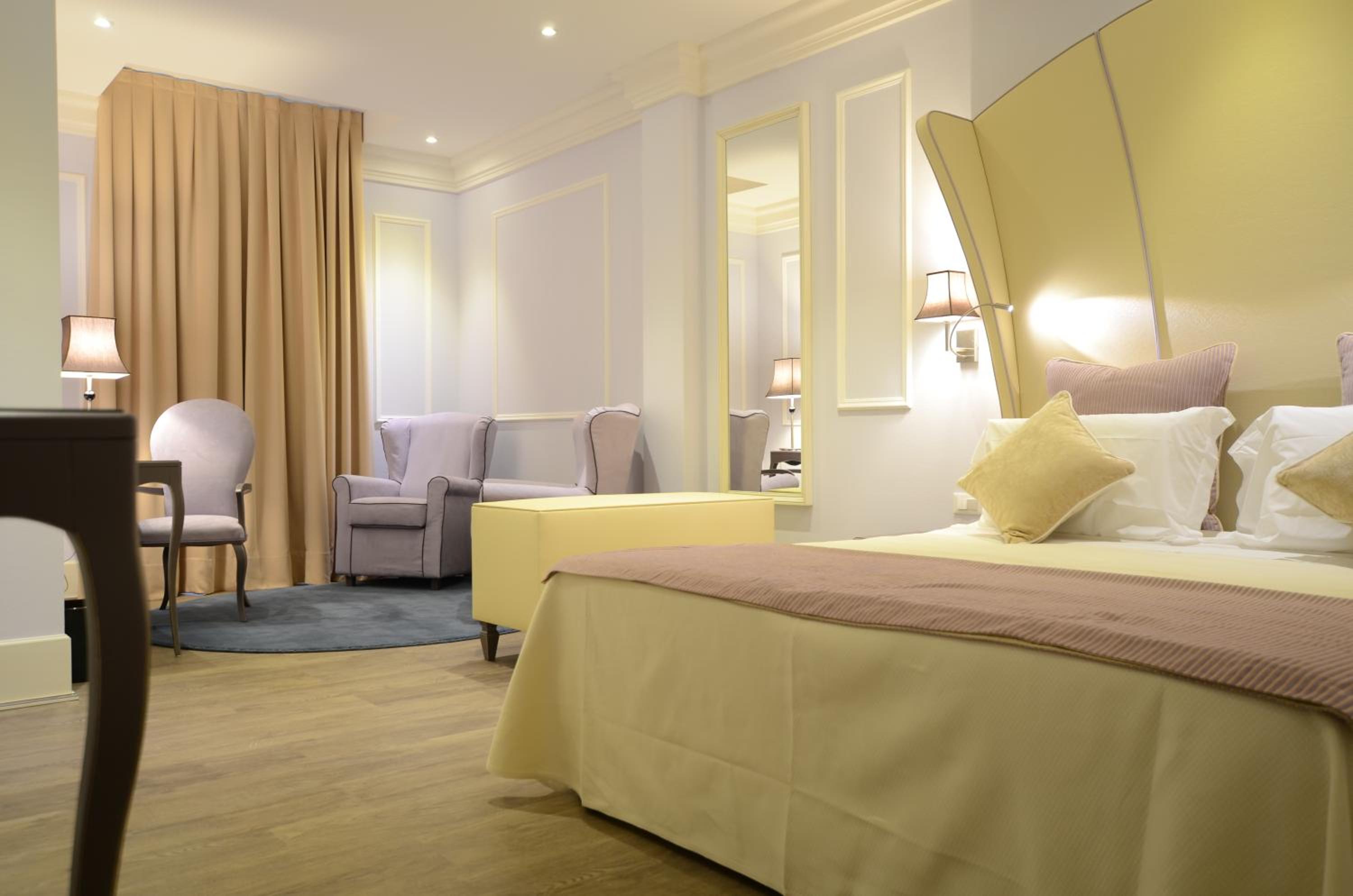 Deluxe Double Room - Photo 16