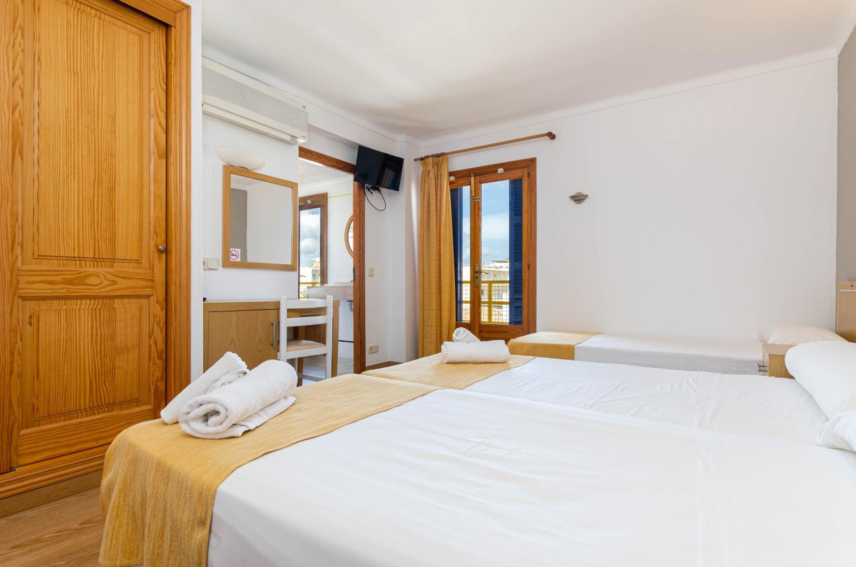 Triple Room with Bathroom - Photo 1