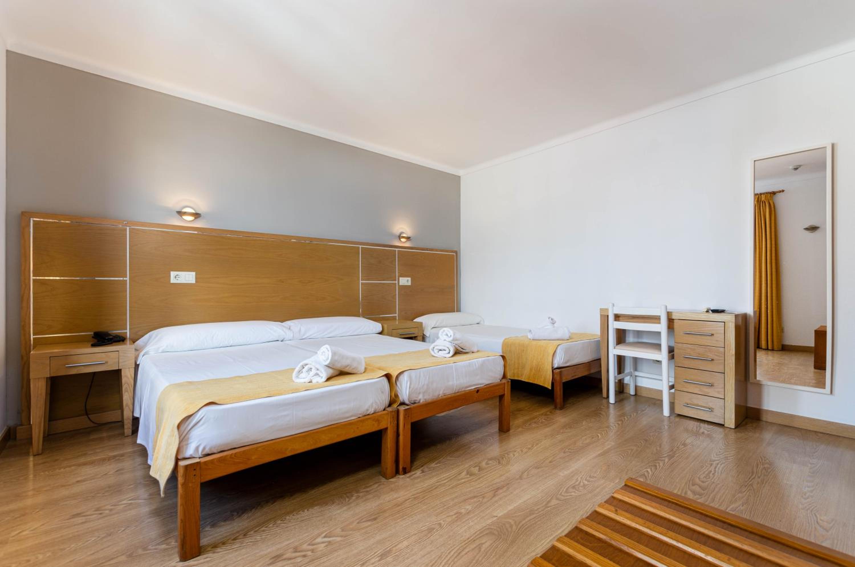 Triple Room with Bathroom - Photo 4