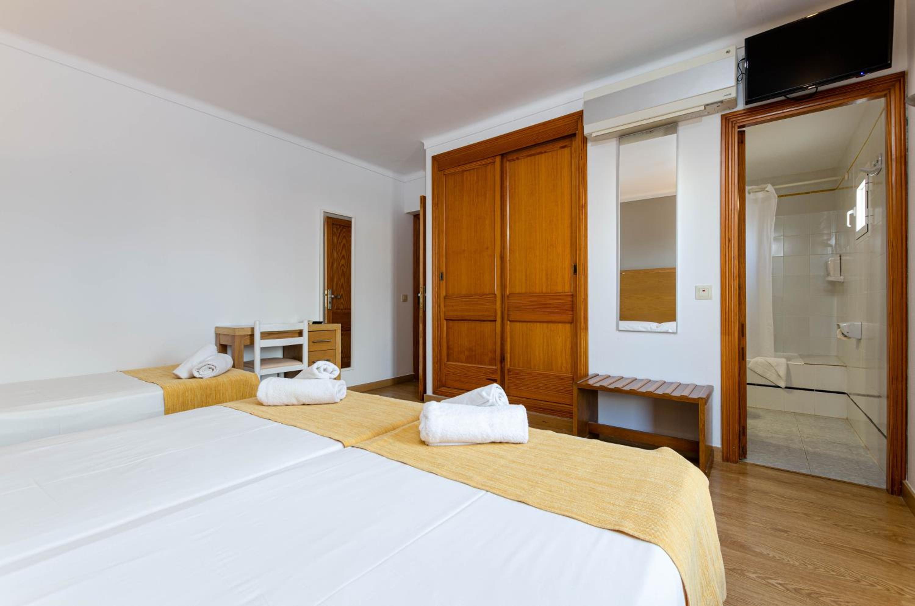 Triple Room with Bathroom - Photo 5