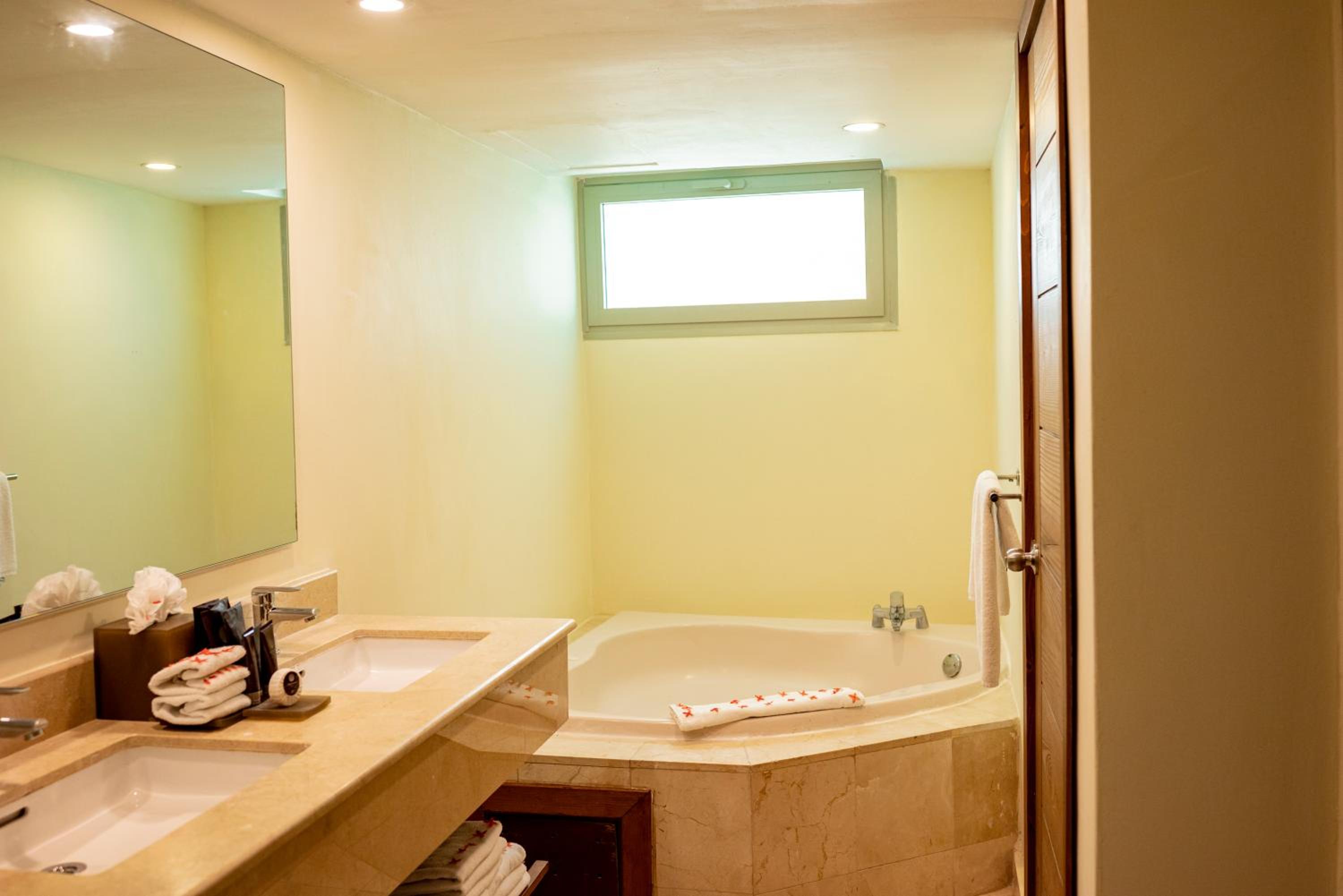 Jr. Suite Premium Tropical View With Jacuzzi (2 Adults + 1 Child)