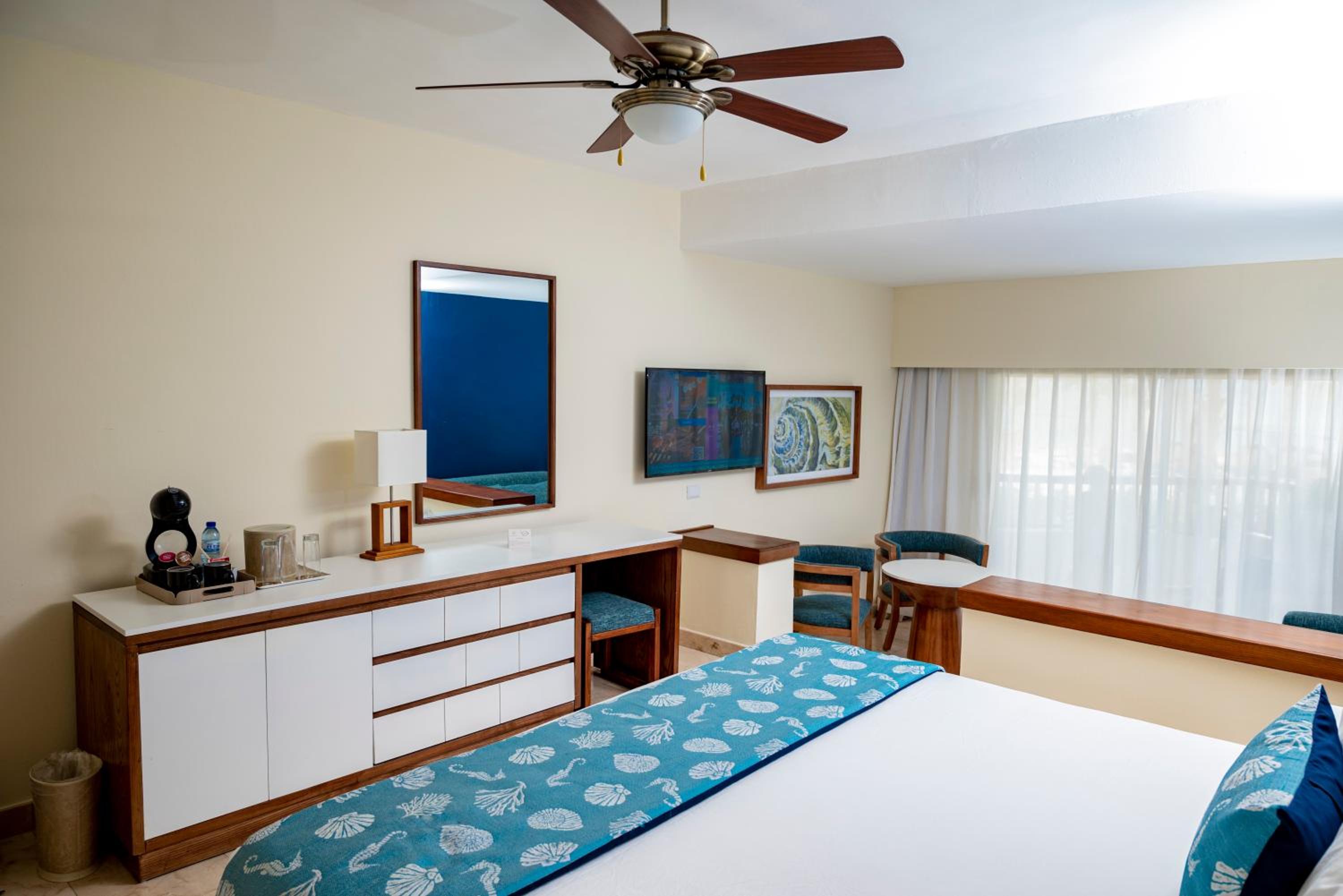 Junior Suite with Side Ocean View
