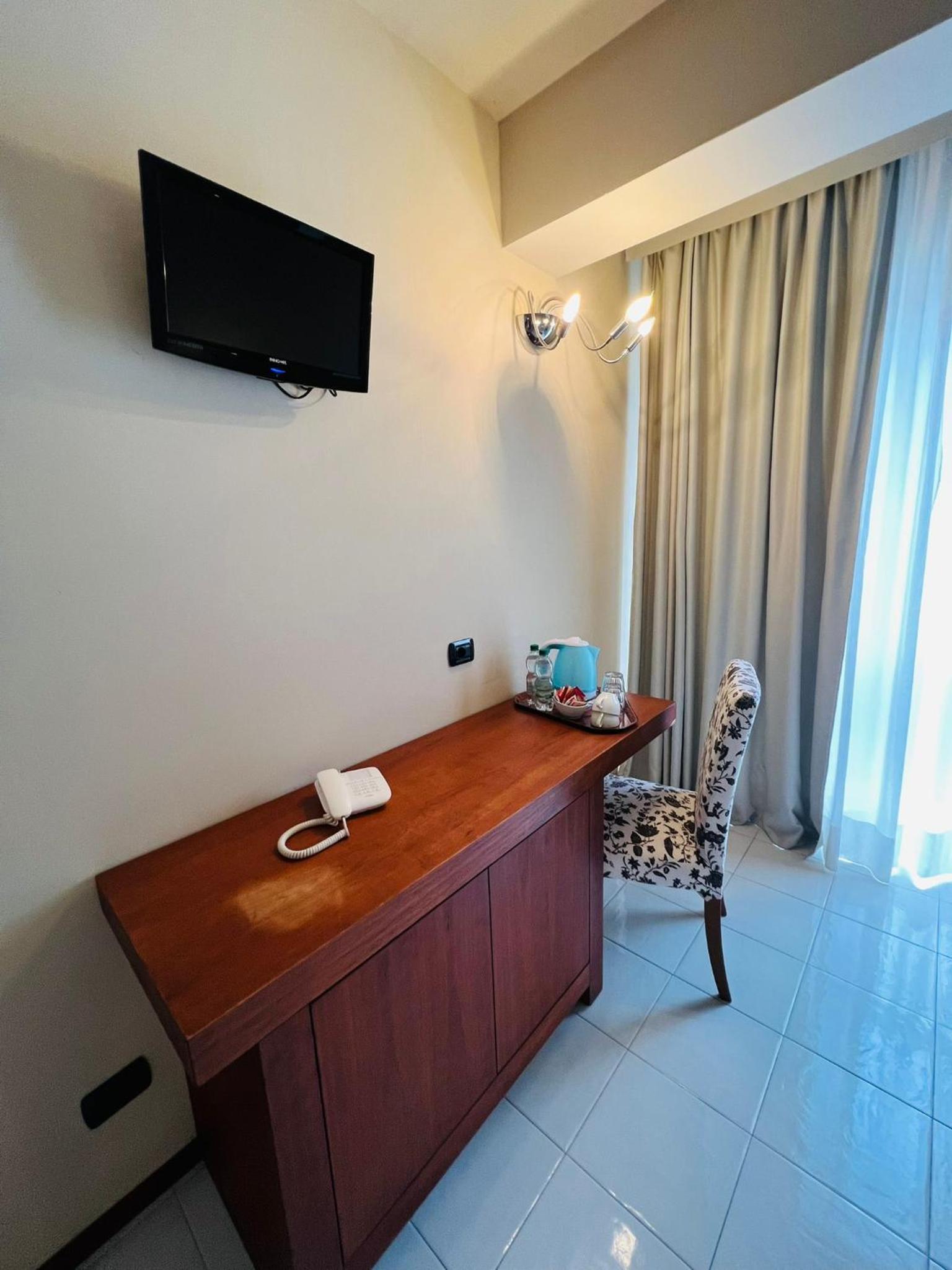 Standard Double Room - Photo 7