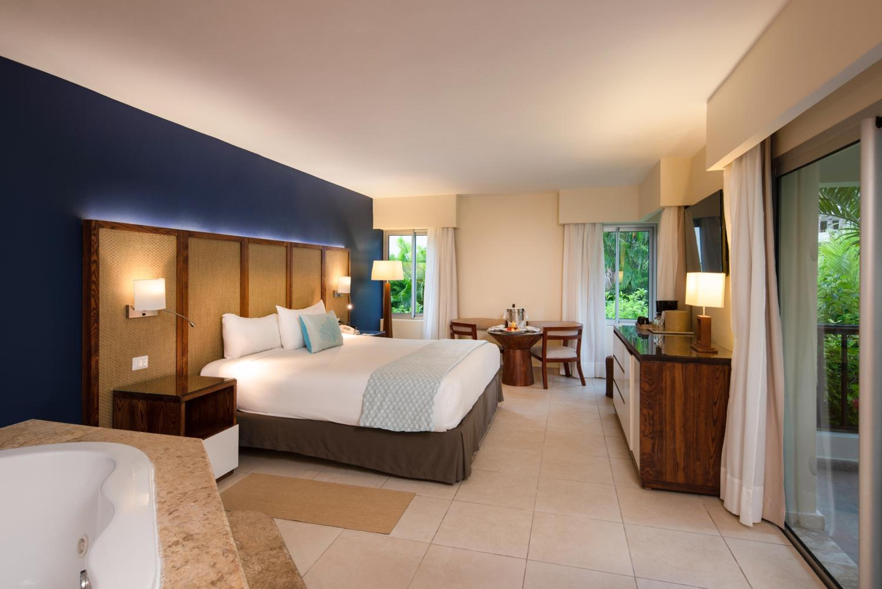 Jr. Suite Premium Tropical View with Jacuzzi