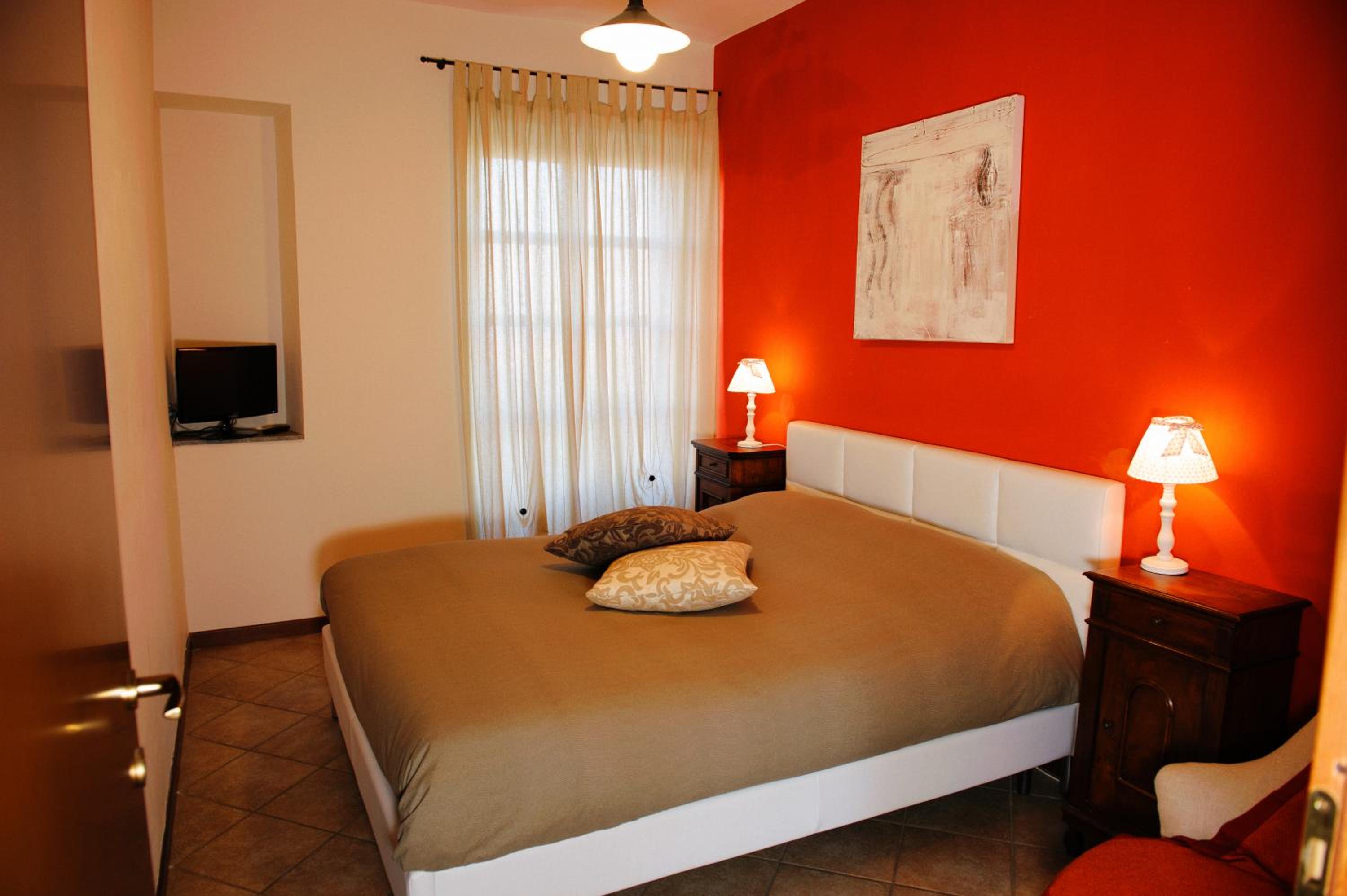 One-Bedroom Apartment photo 1