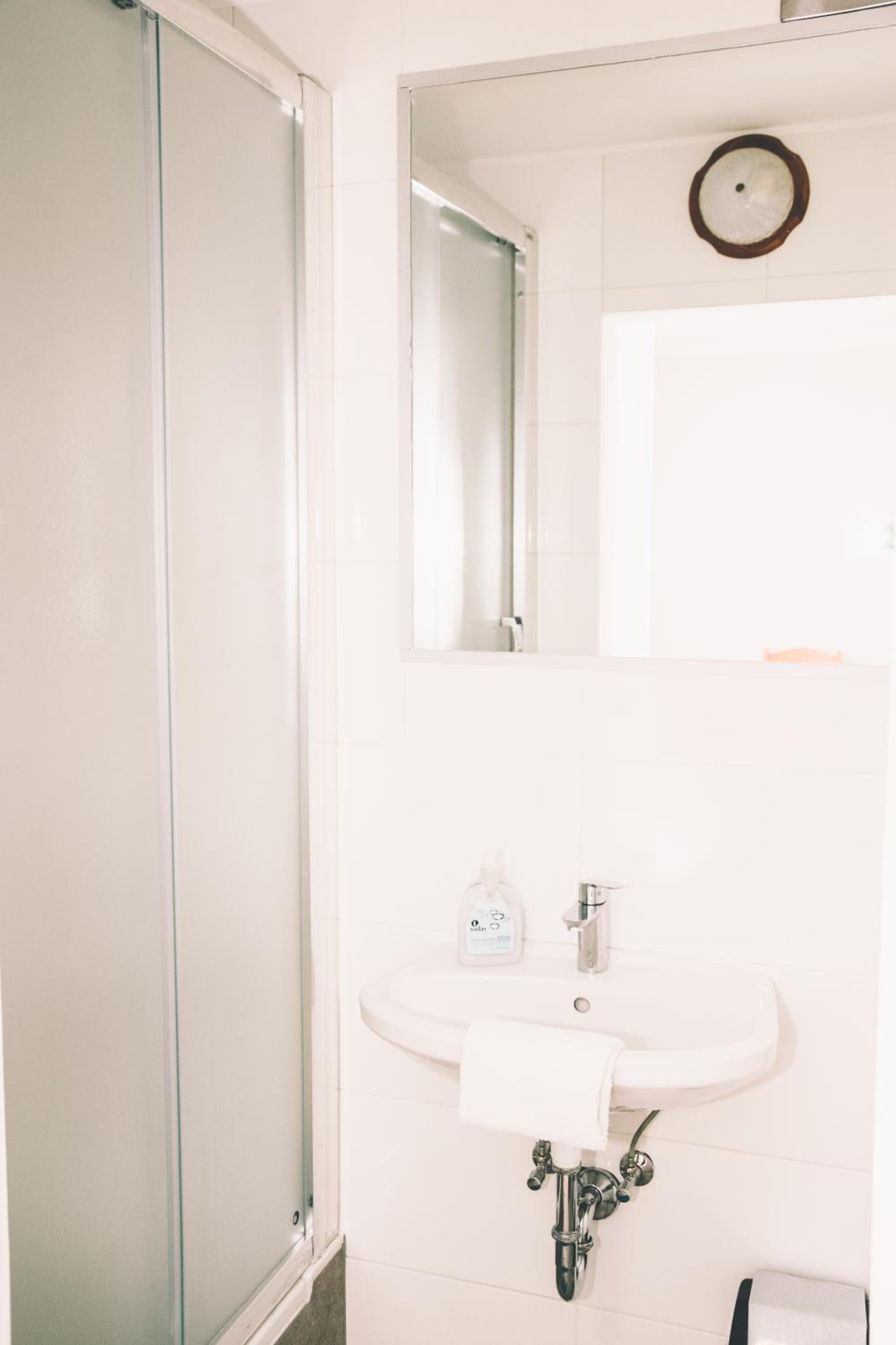Economy Triple Room - Photo 10