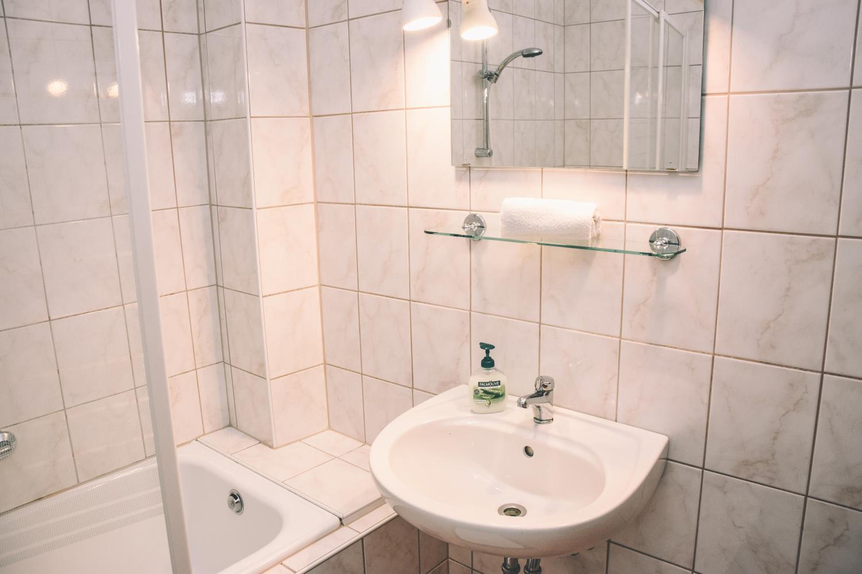 Deluxe Double Room with Bath - Photo 4