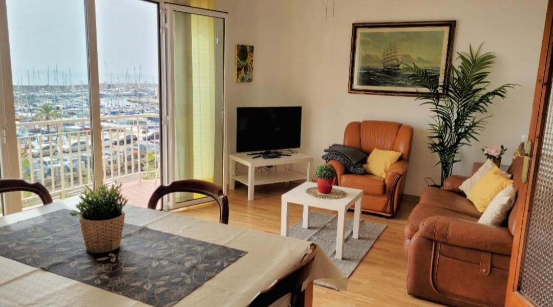 Estudio con vista al mar