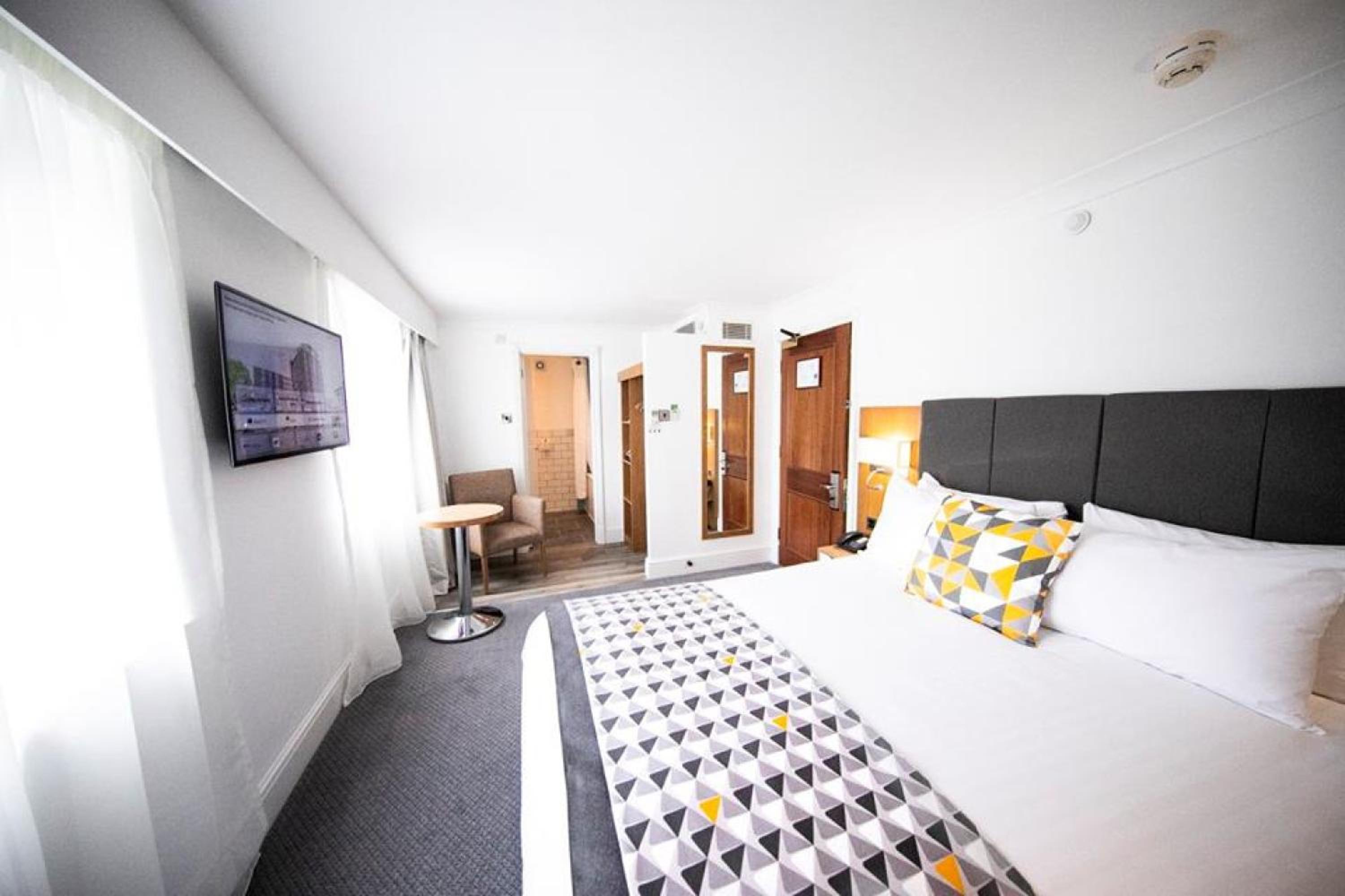 Premium King Room - Photo 3