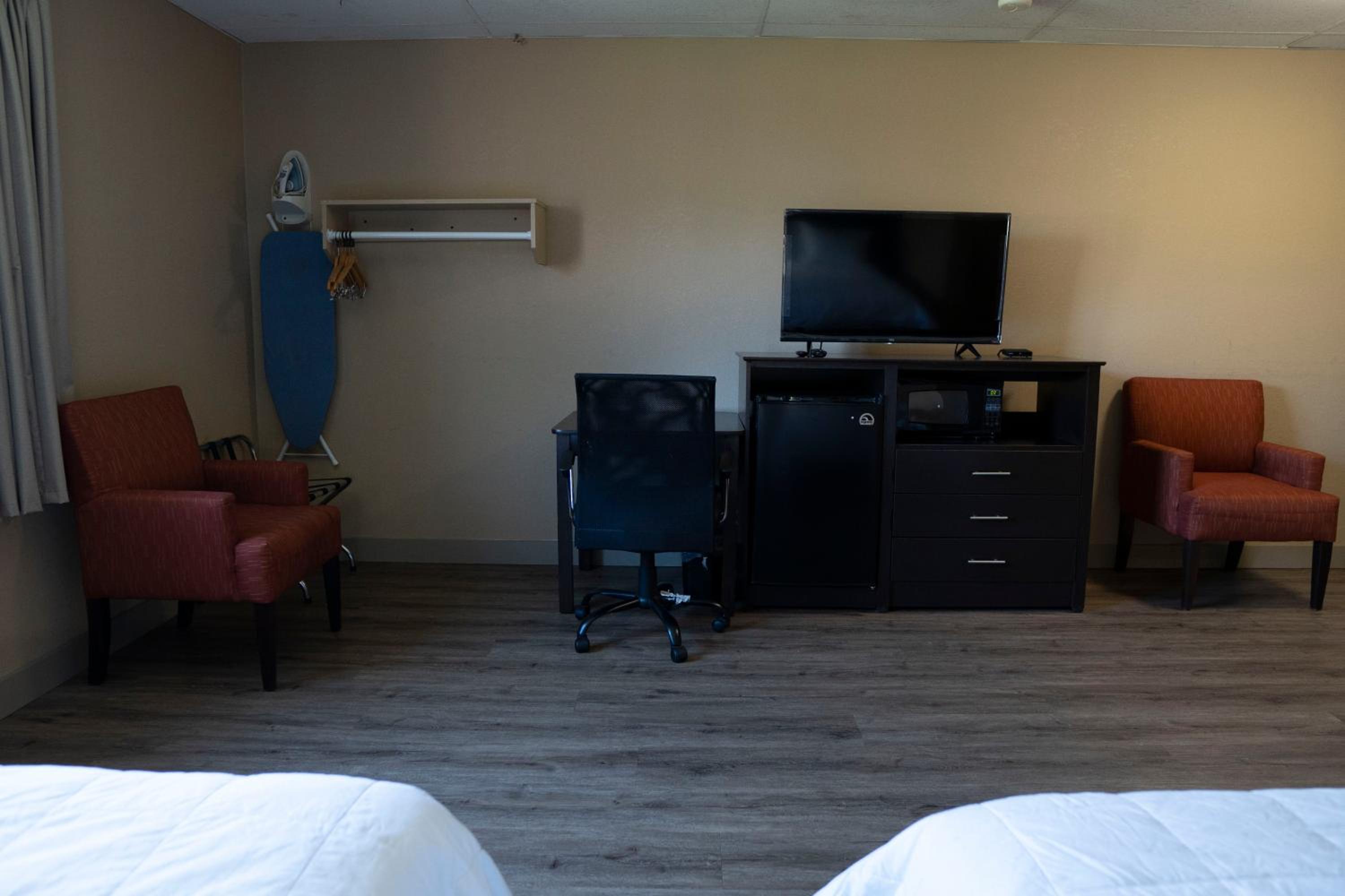 King Room with Roll-In Shower - Disability Access photo 2