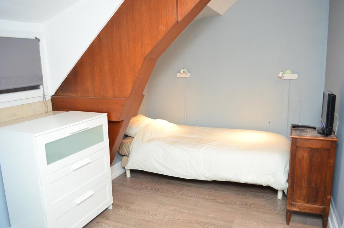 Twin Room with Shared Bathroom photo 2