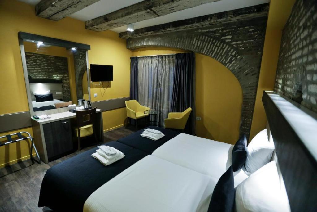 Basement Twin Room thumbnail 6