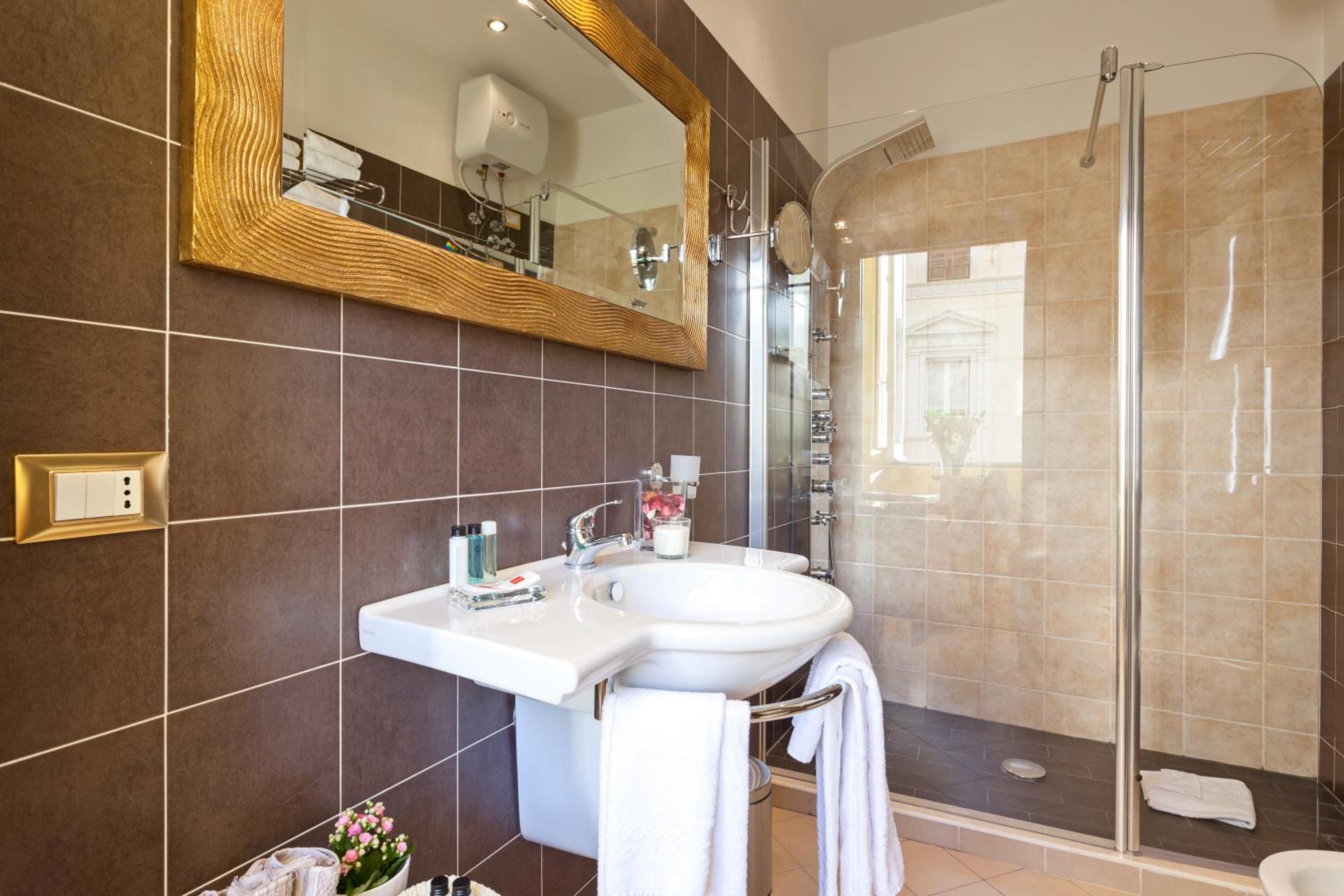 Deluxe Double Room with Hydromassage Shower  photo 2