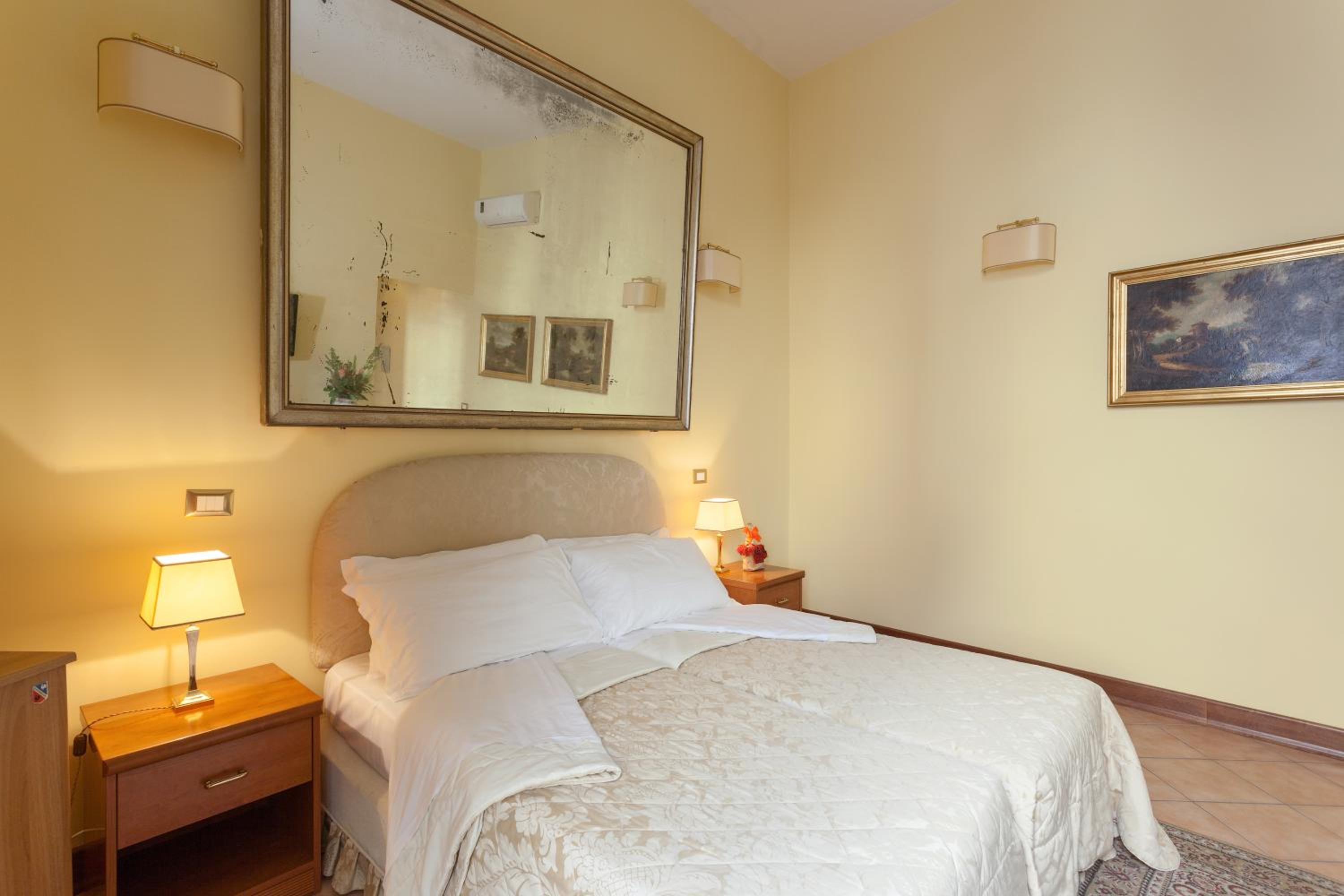 Standard Triple Room with Hydromassage Shower photo 2