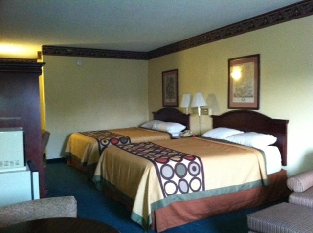 Queen Room with Two Queen Beds - Non-Smoking - Photo 1