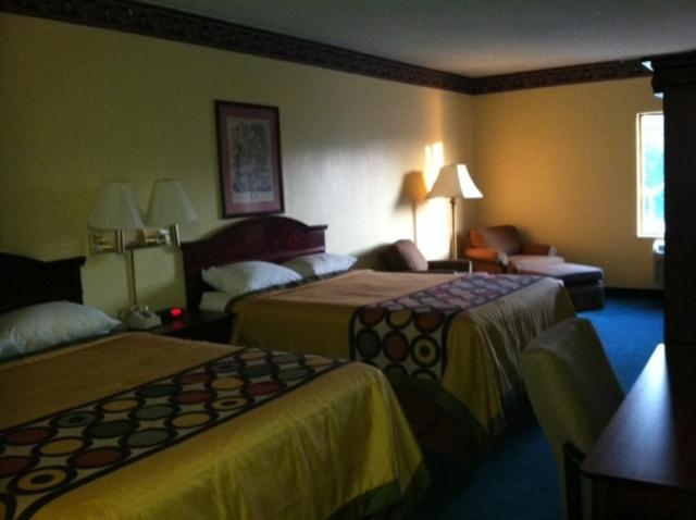 Queen Room with Two Queen Beds - Smoking - Photo 1
