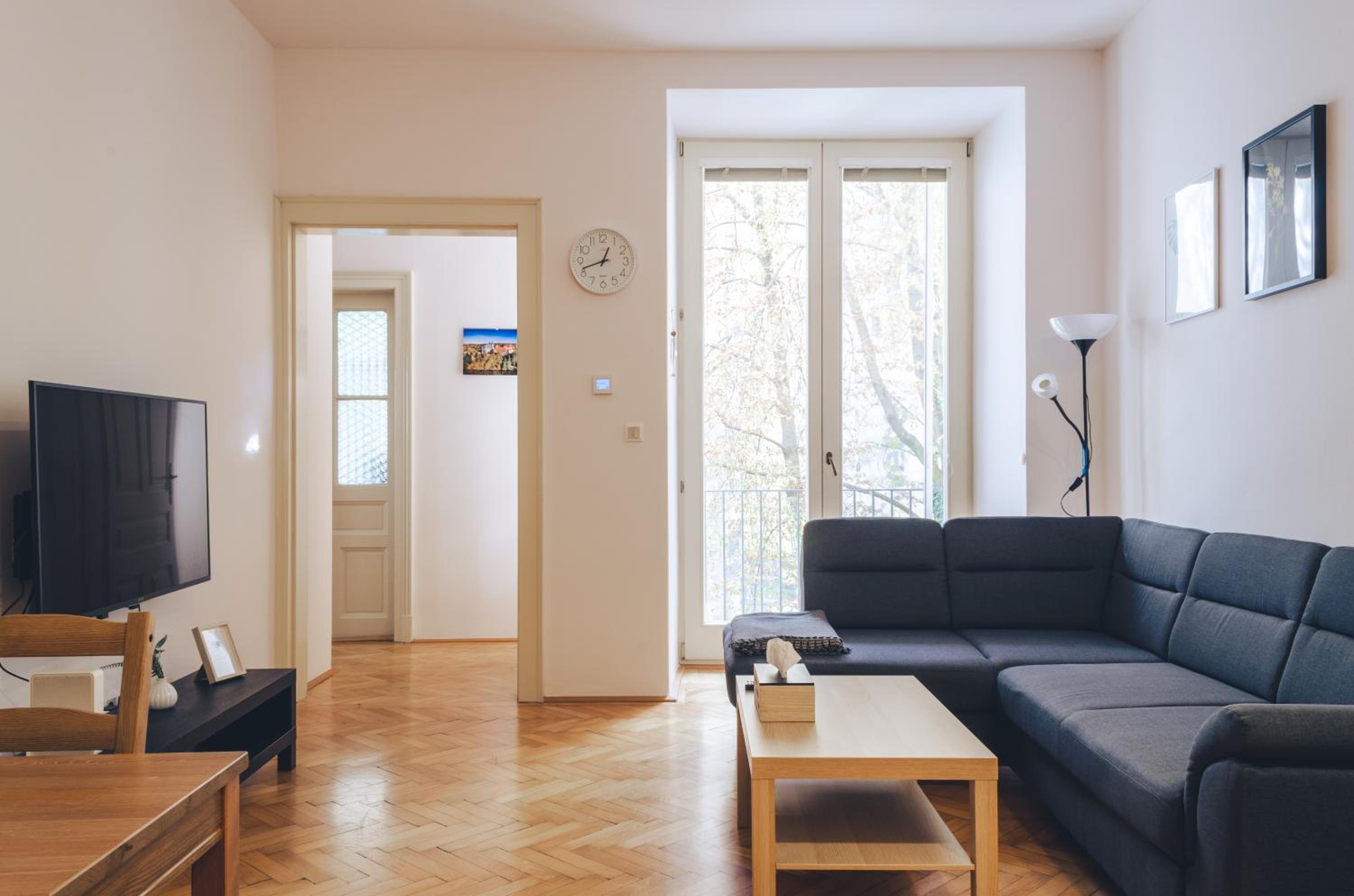 Apartment with Balcony - Photo 4