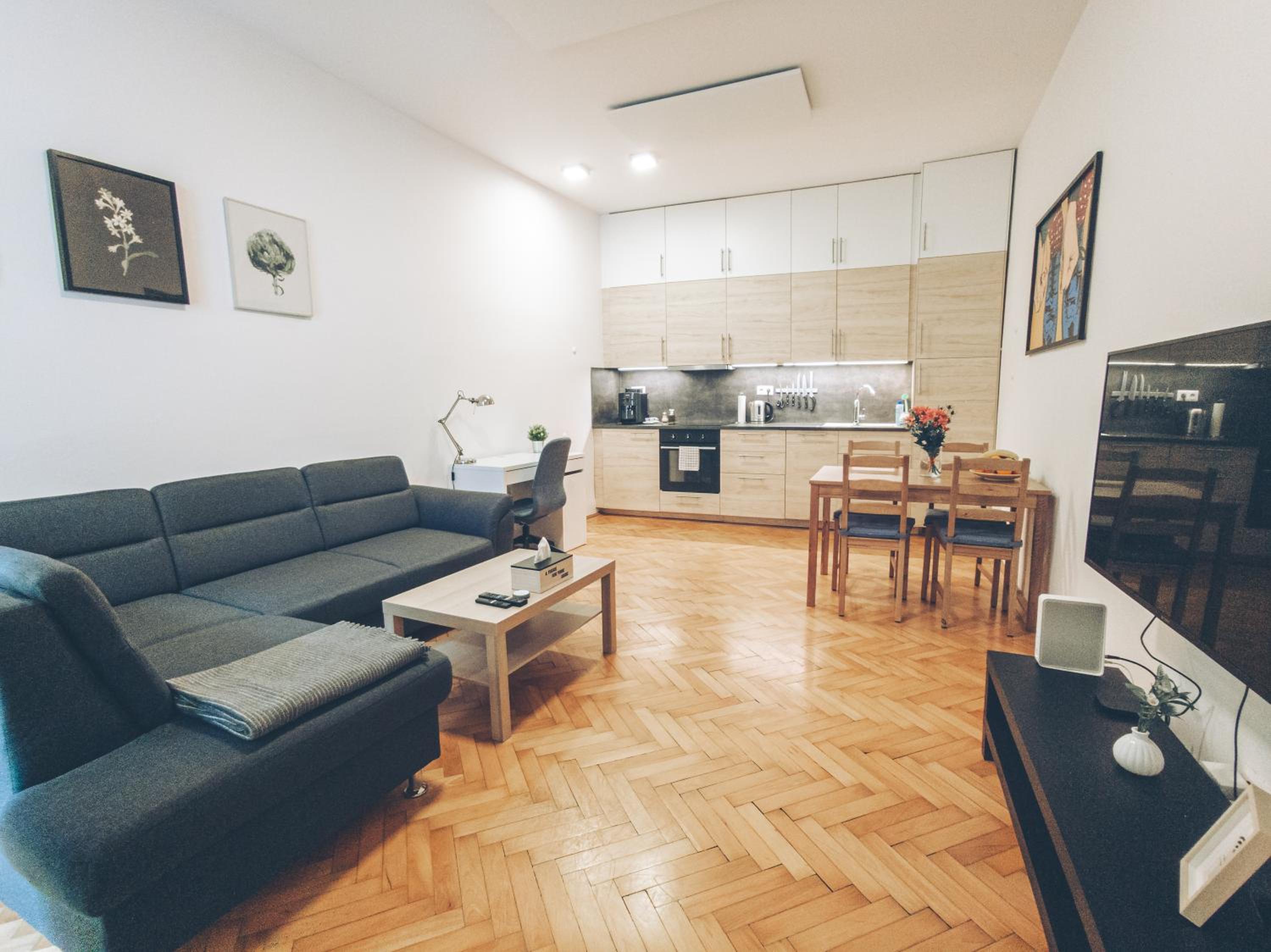 Apartment with Balcony - Photo 16