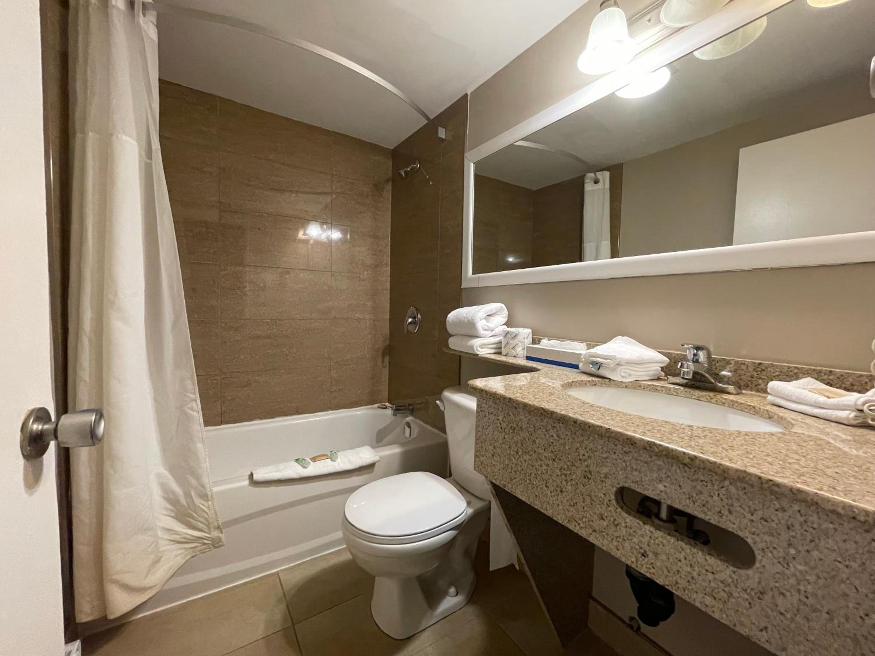 Queen Room with Two Queen Beds - Non-Smoking - Photo 3