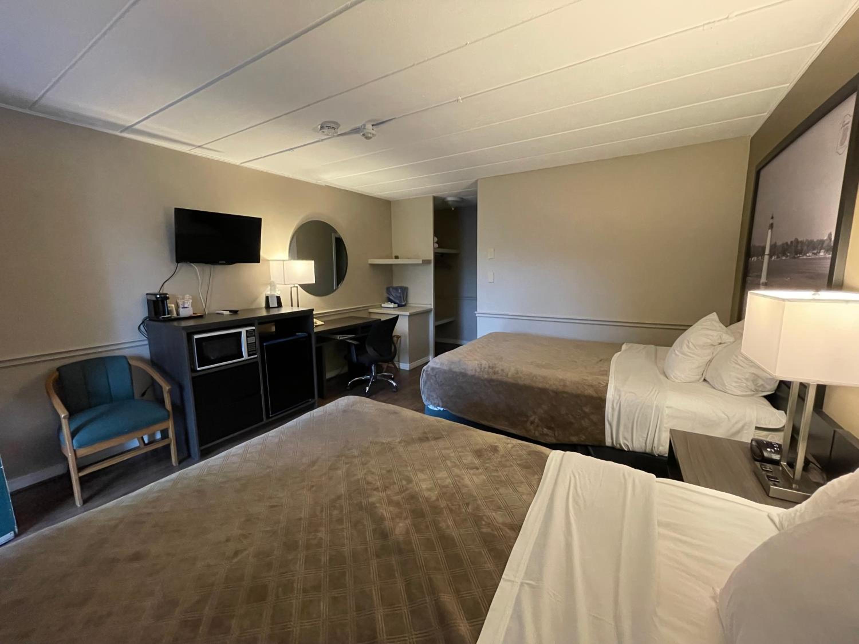 Queen Room with Two Queen Beds - Non-Smoking - Photo 2