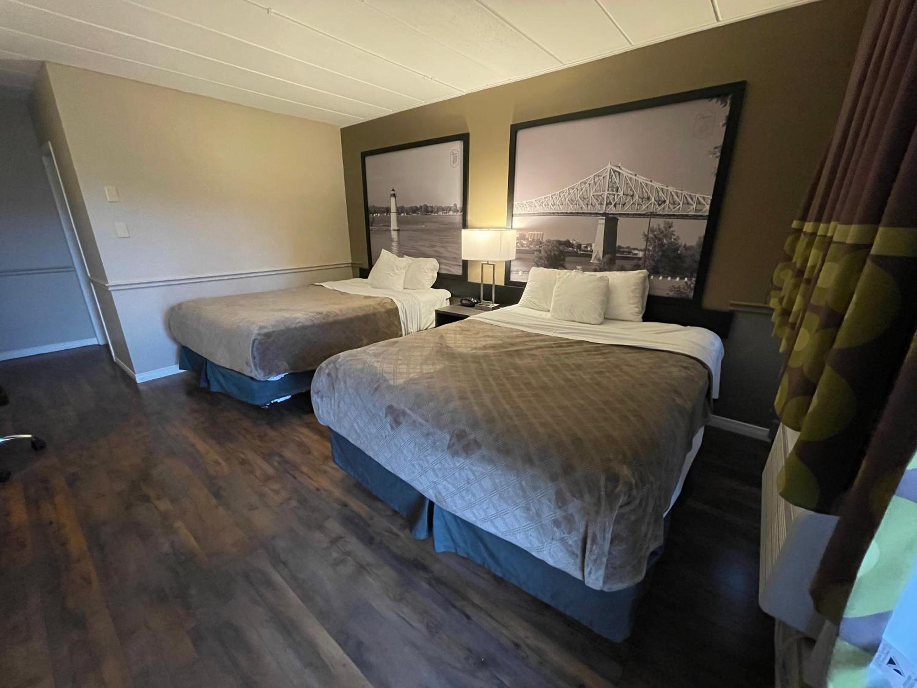 Queen Room with Two Queen Beds - Non-Smoking - Photo 1