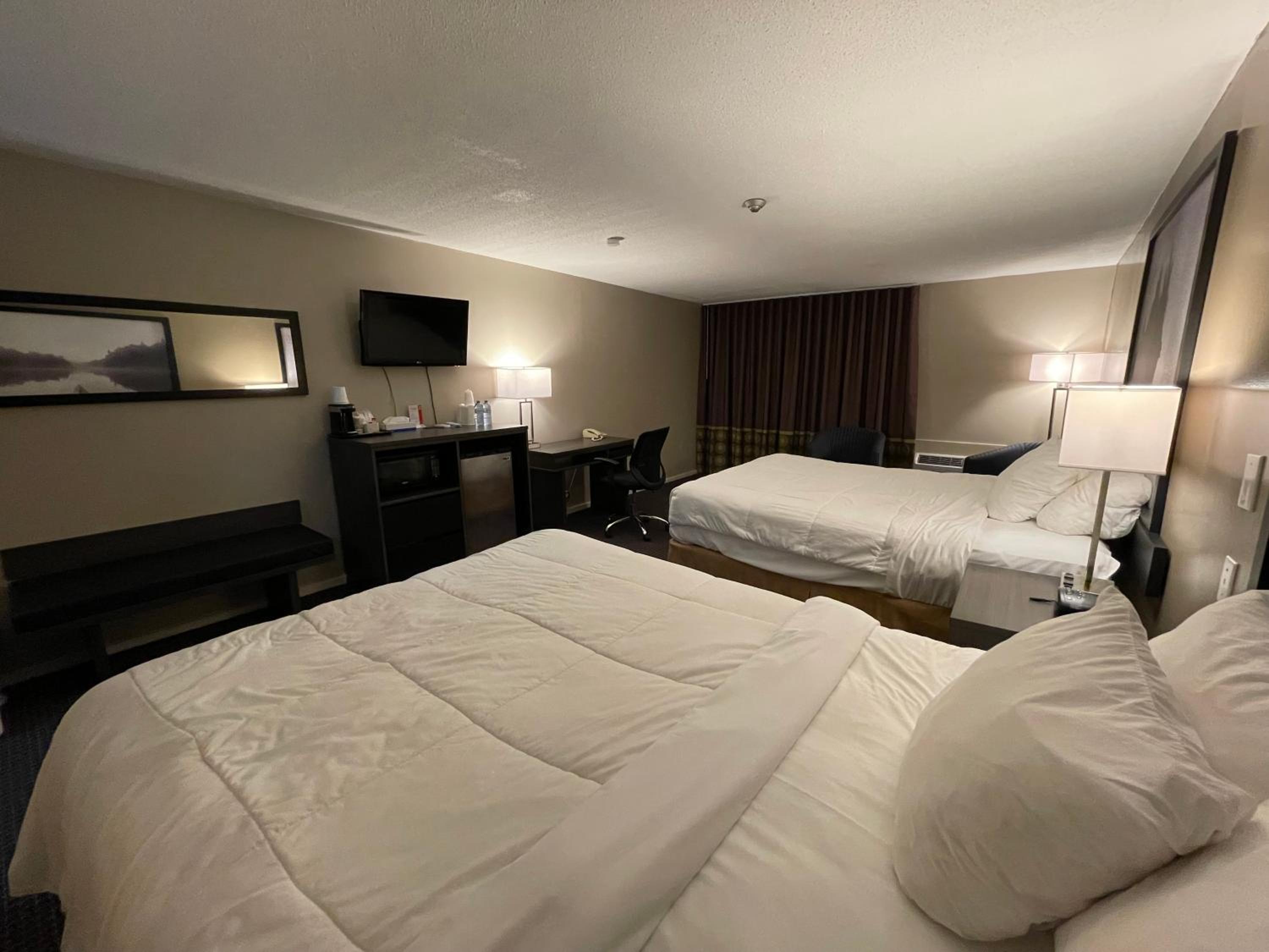Queen Room with Two Queen Beds and Courtyard View - Non-Smoking - Photo 3