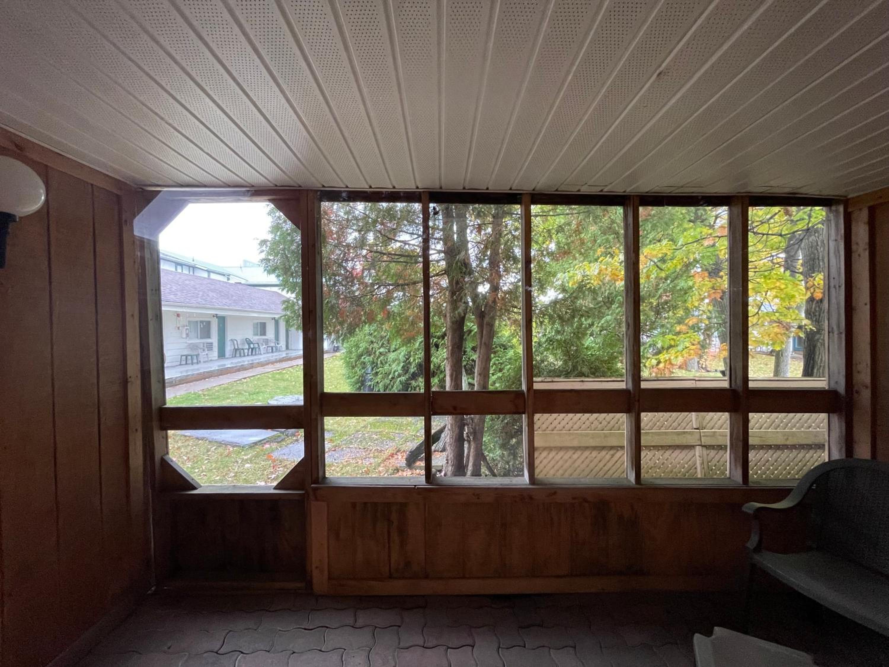 Queen Room with Two Queen Beds and Courtyard View - Non-Smoking - Photo 4