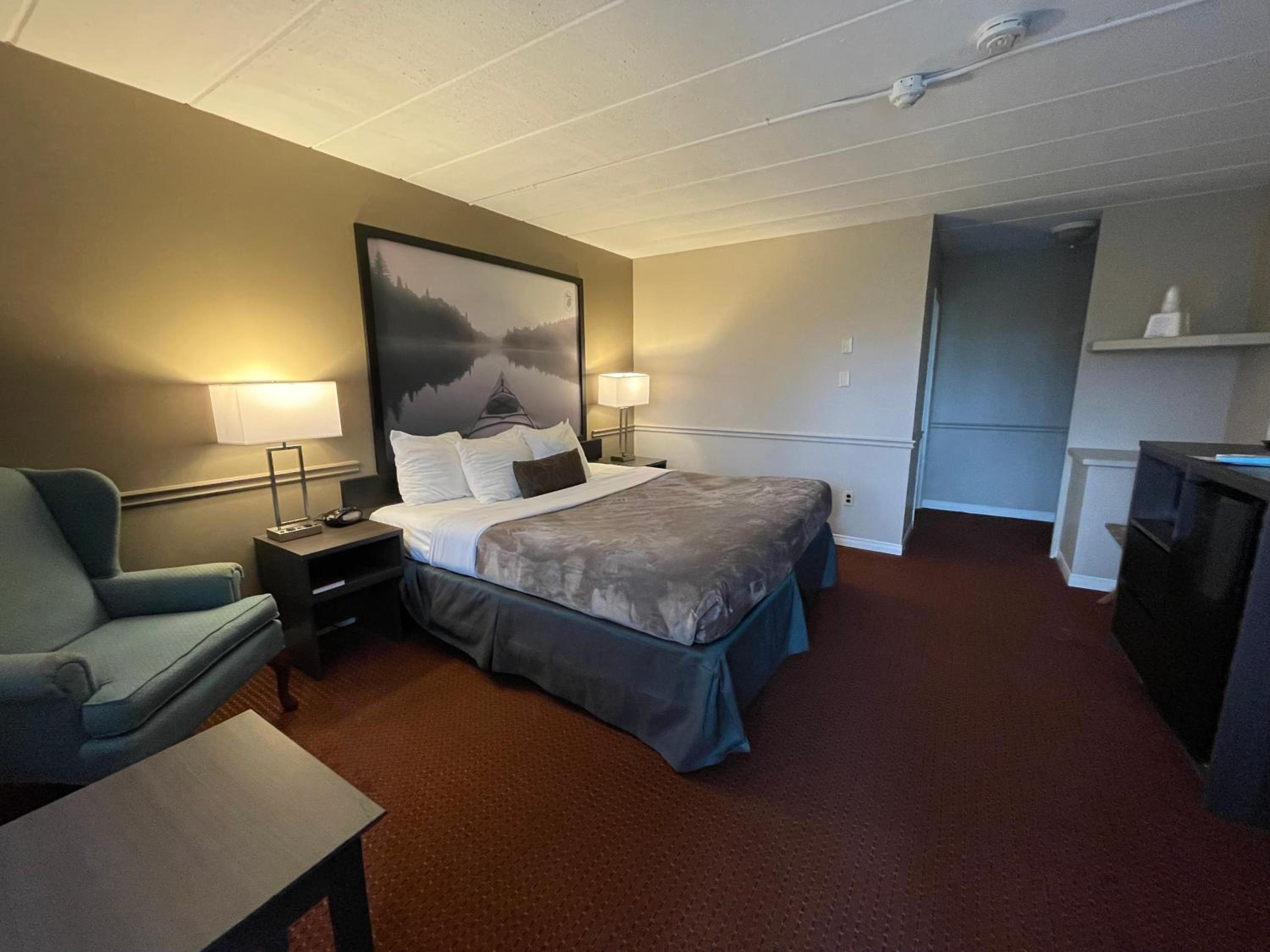 Deluxe King Room with Pool View - Non-Smoking - Photo 5
