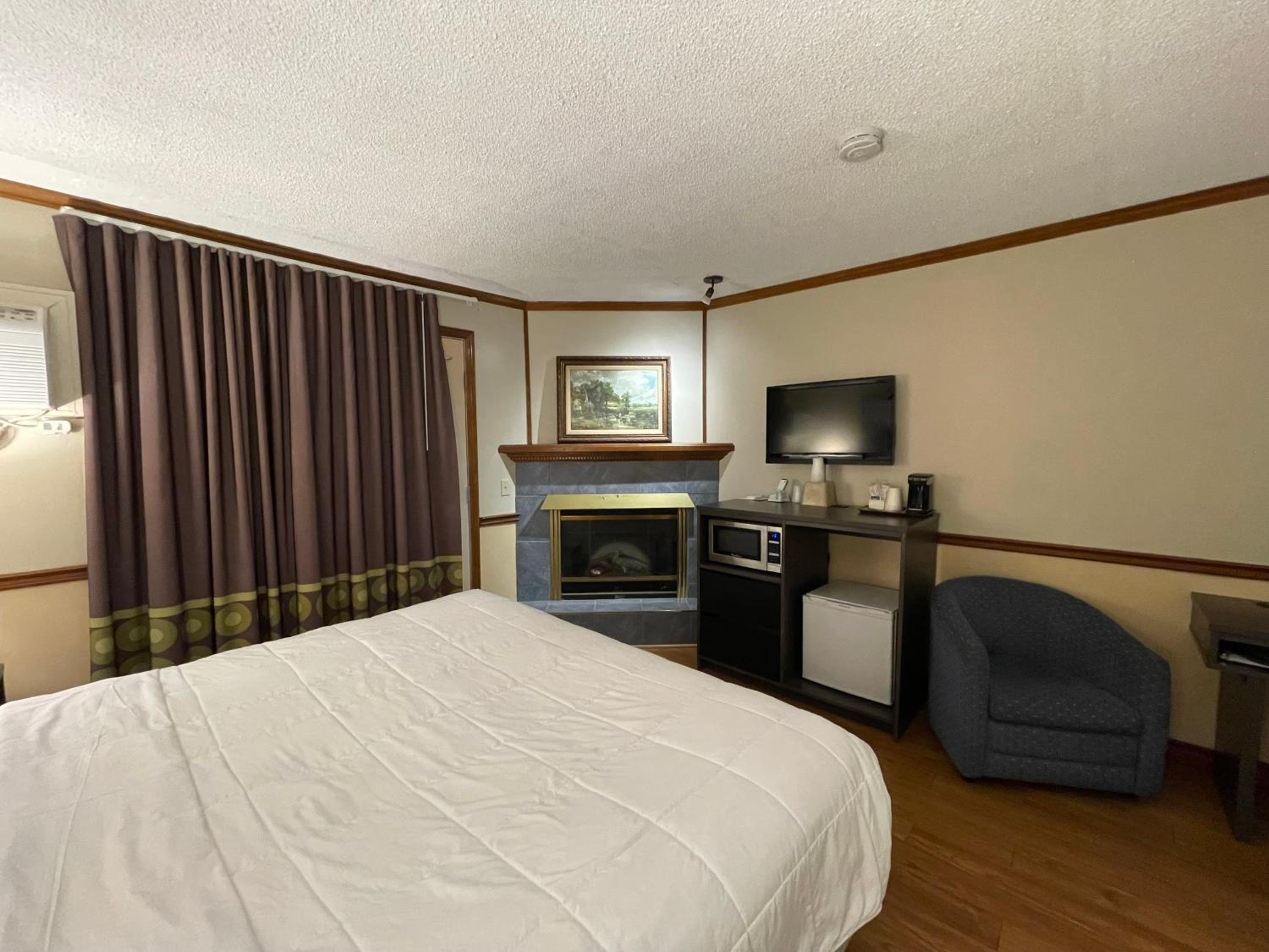 King Suite - Non-Smoking - Photo 2