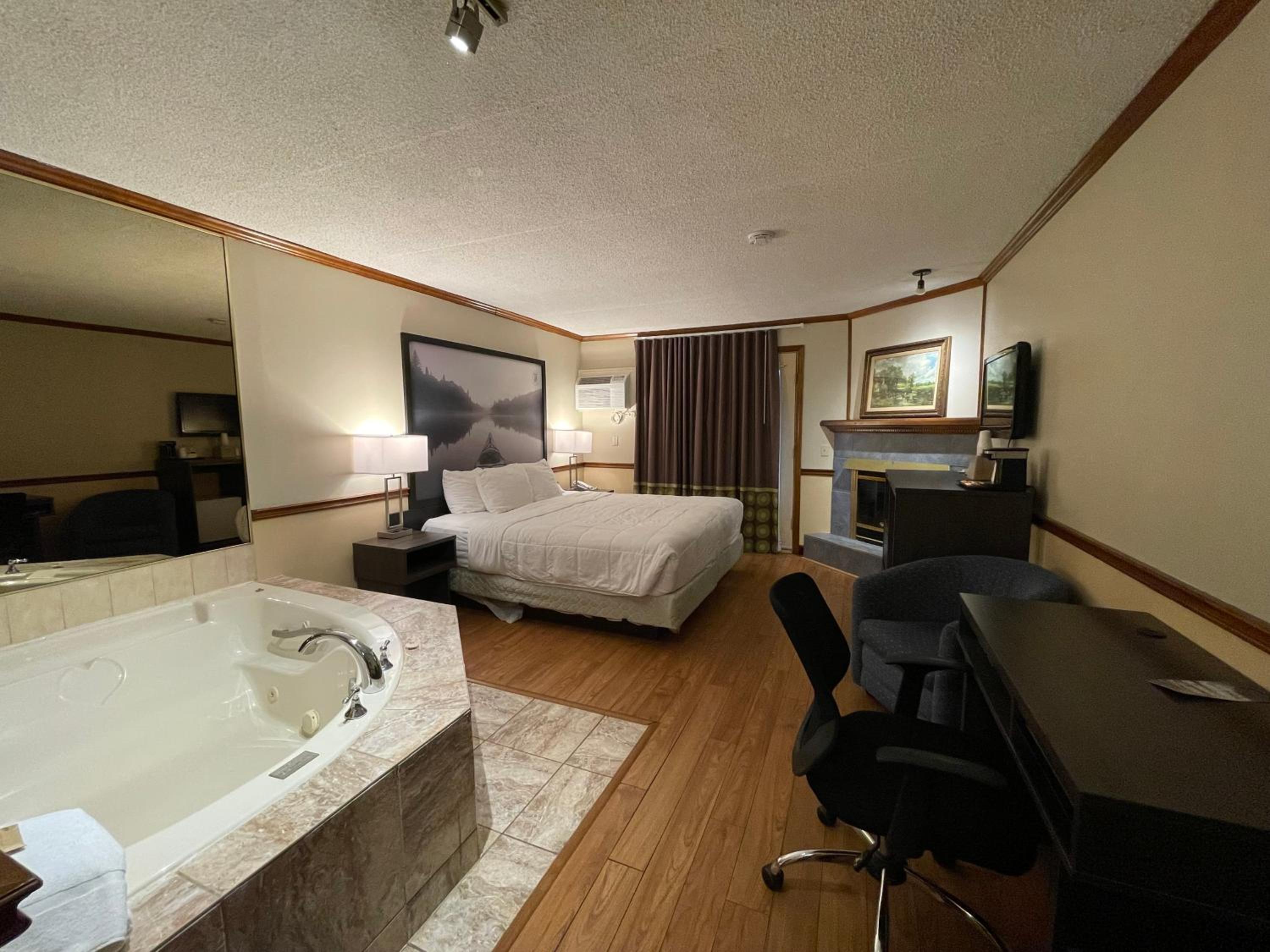 King Suite - Non-Smoking - Photo 1
