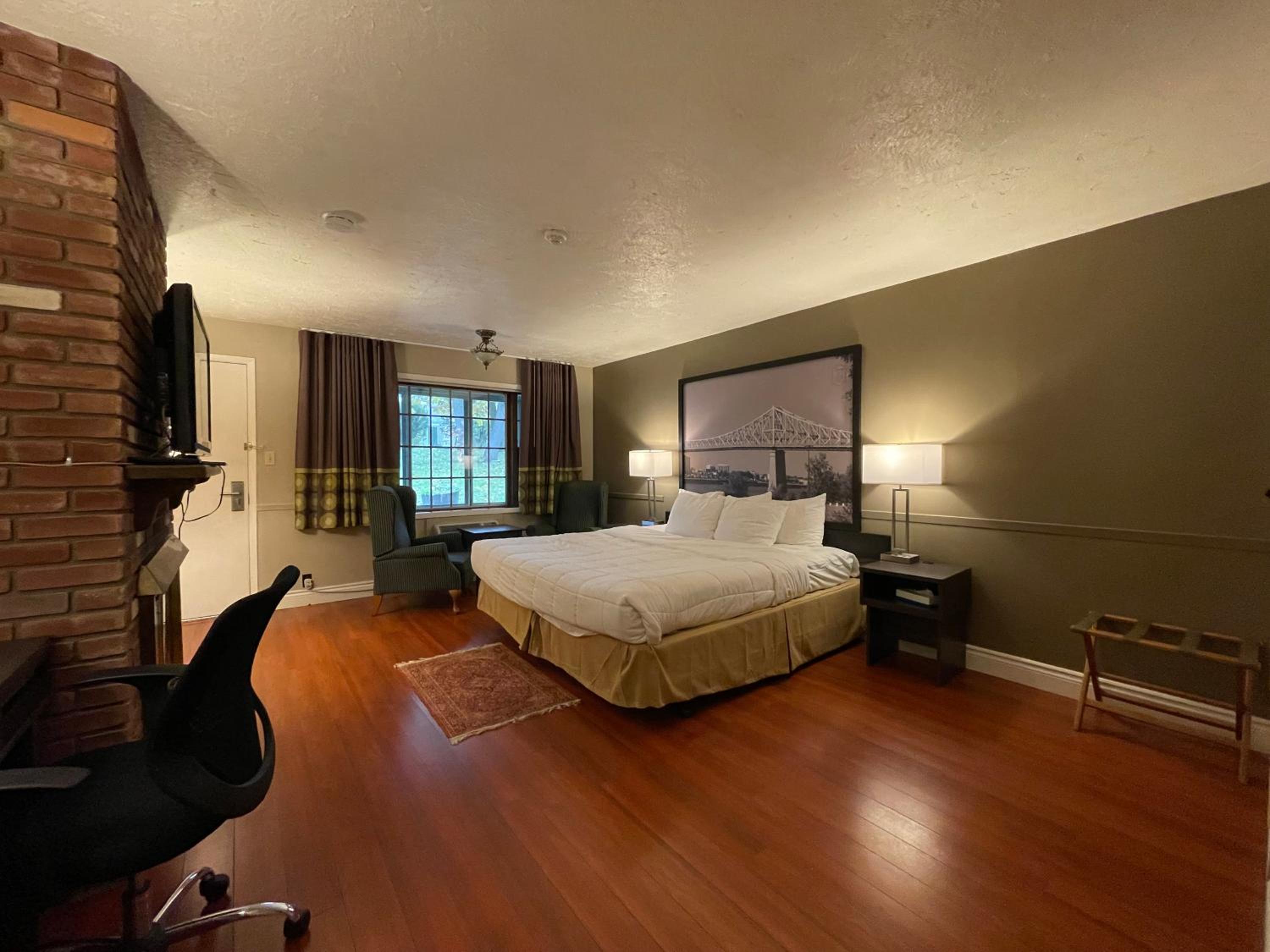 Executive King Suite - Non-Smoking - Photo 3
