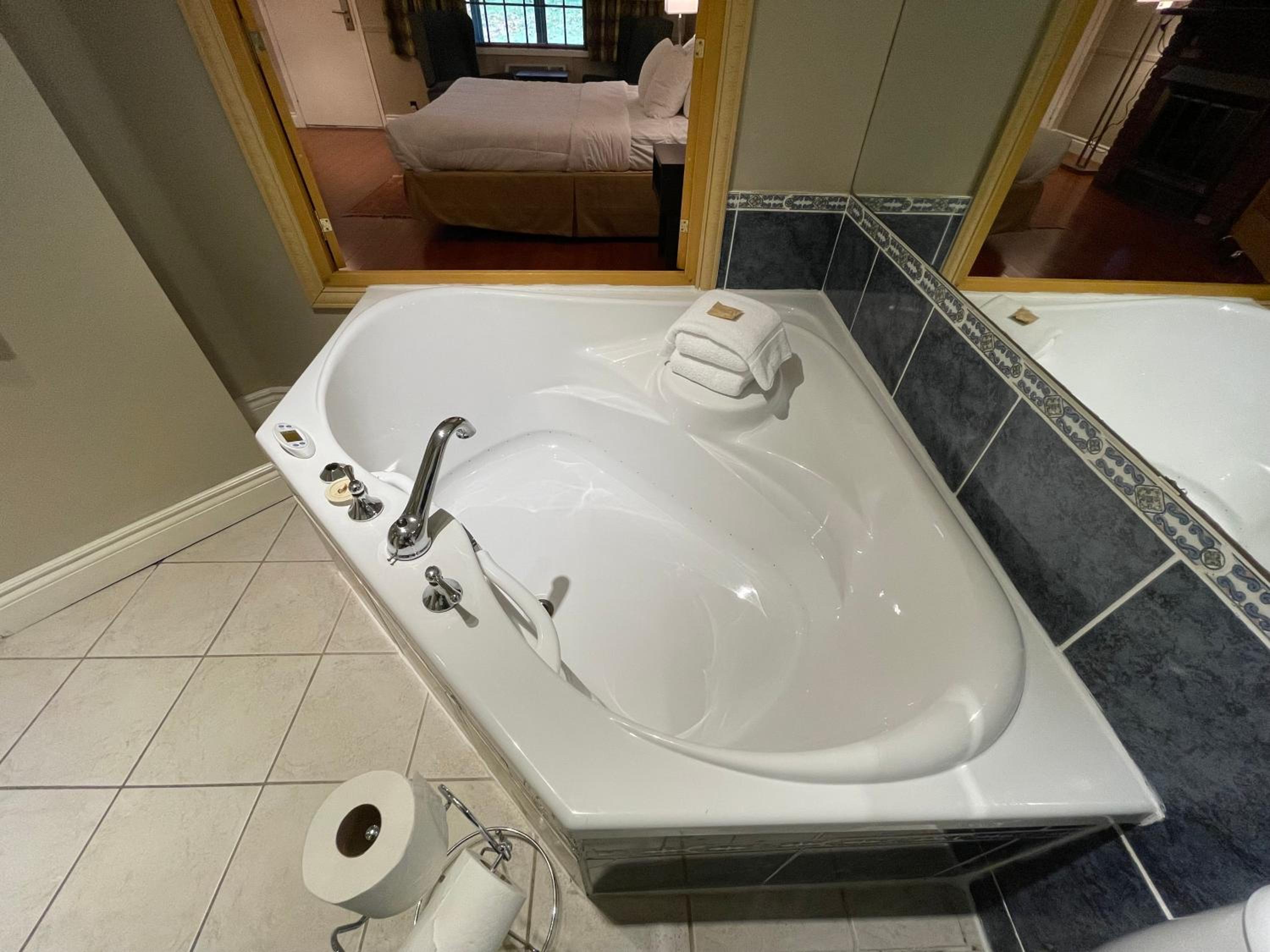 Executive King Suite - Non-Smoking - Photo 5