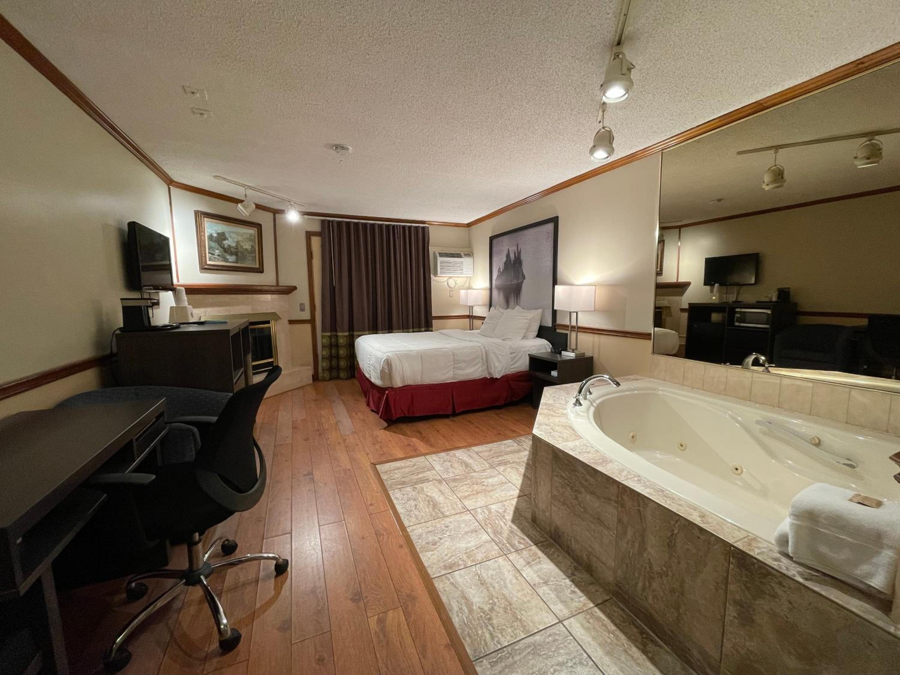 Queen Suite - Non-Smoking - Photo 1