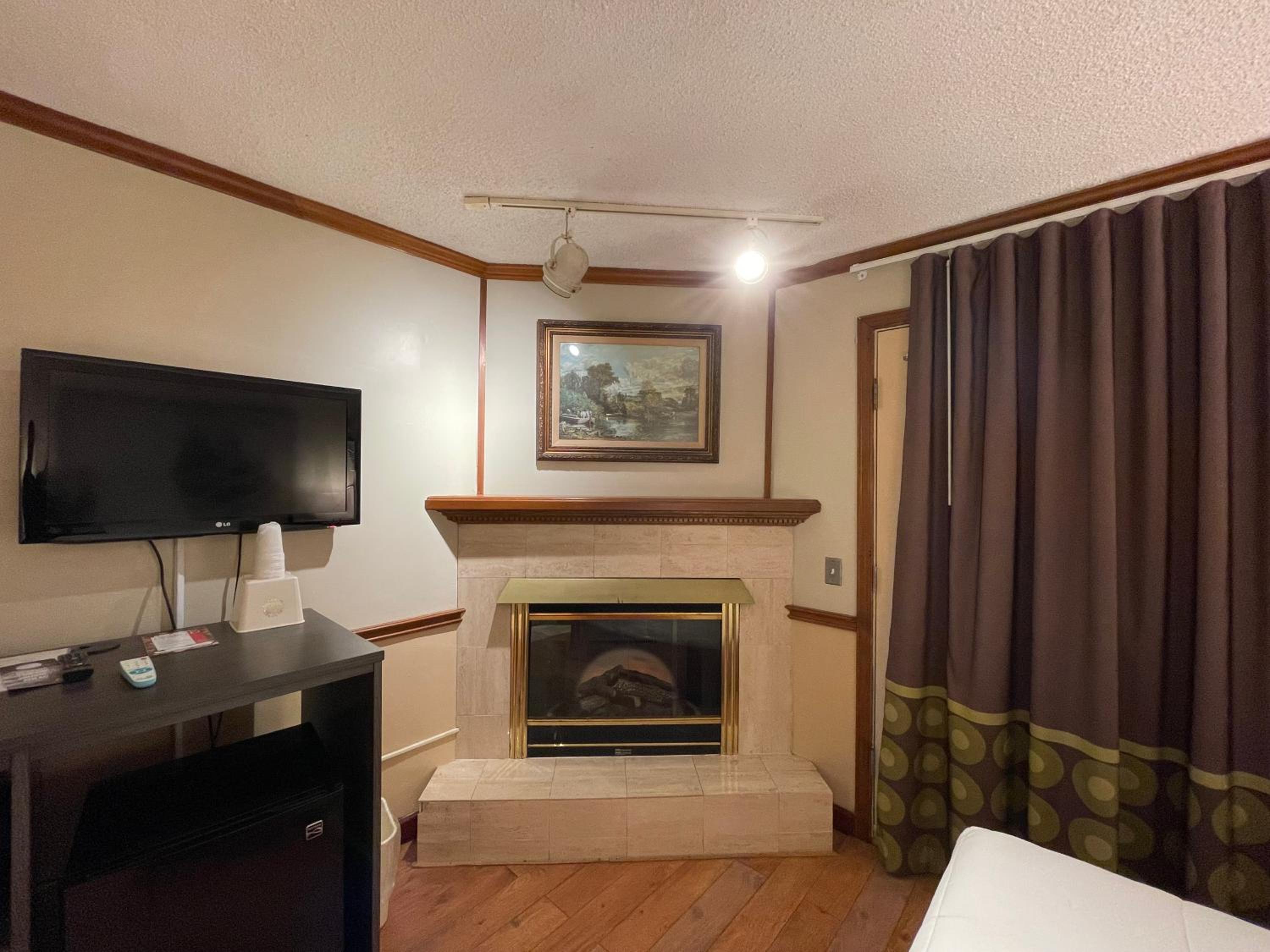 Queen Suite - Non-Smoking - Photo 3