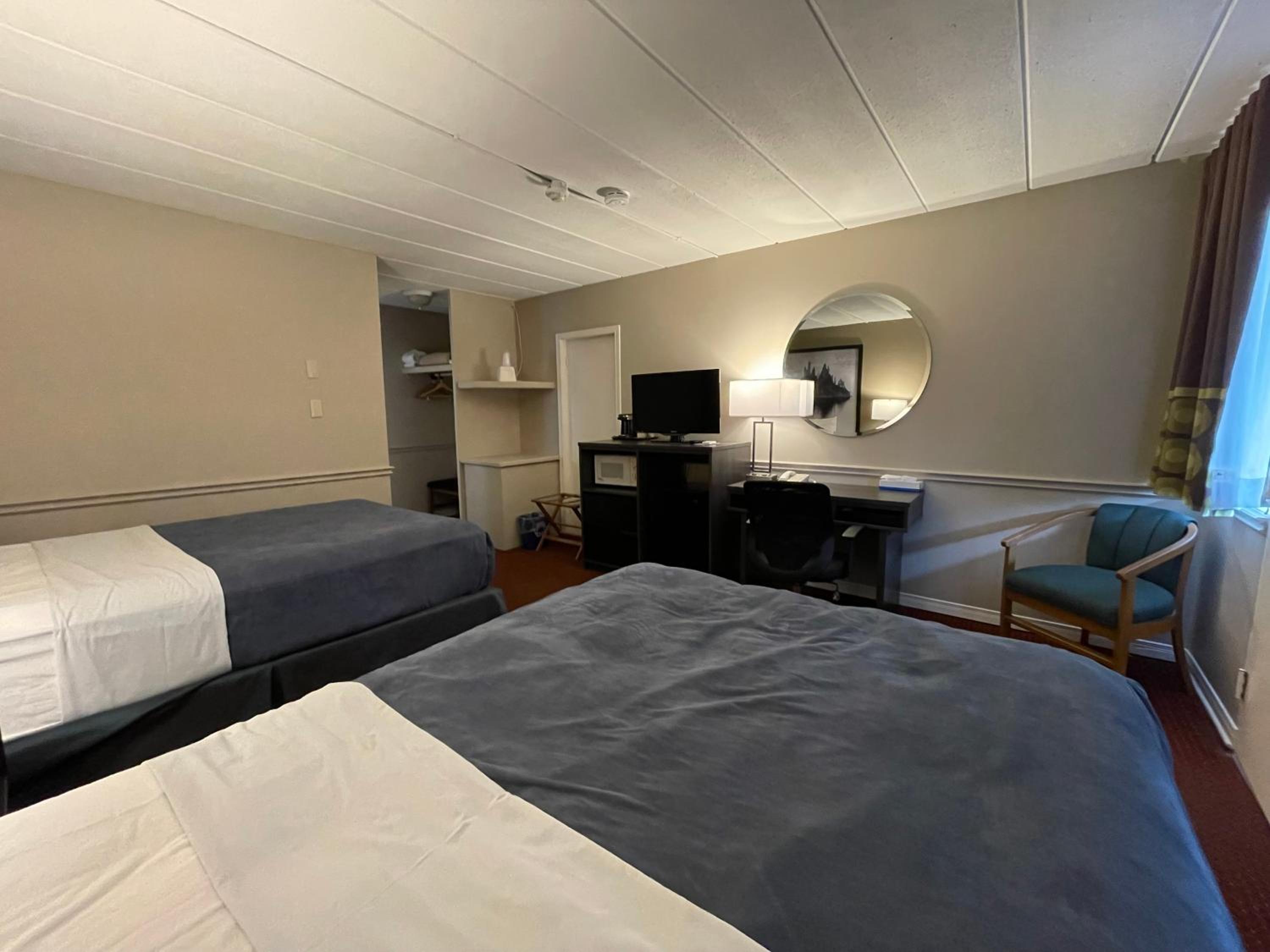 Double Room with Two Double Beds - Non-Smoking - Photo 2