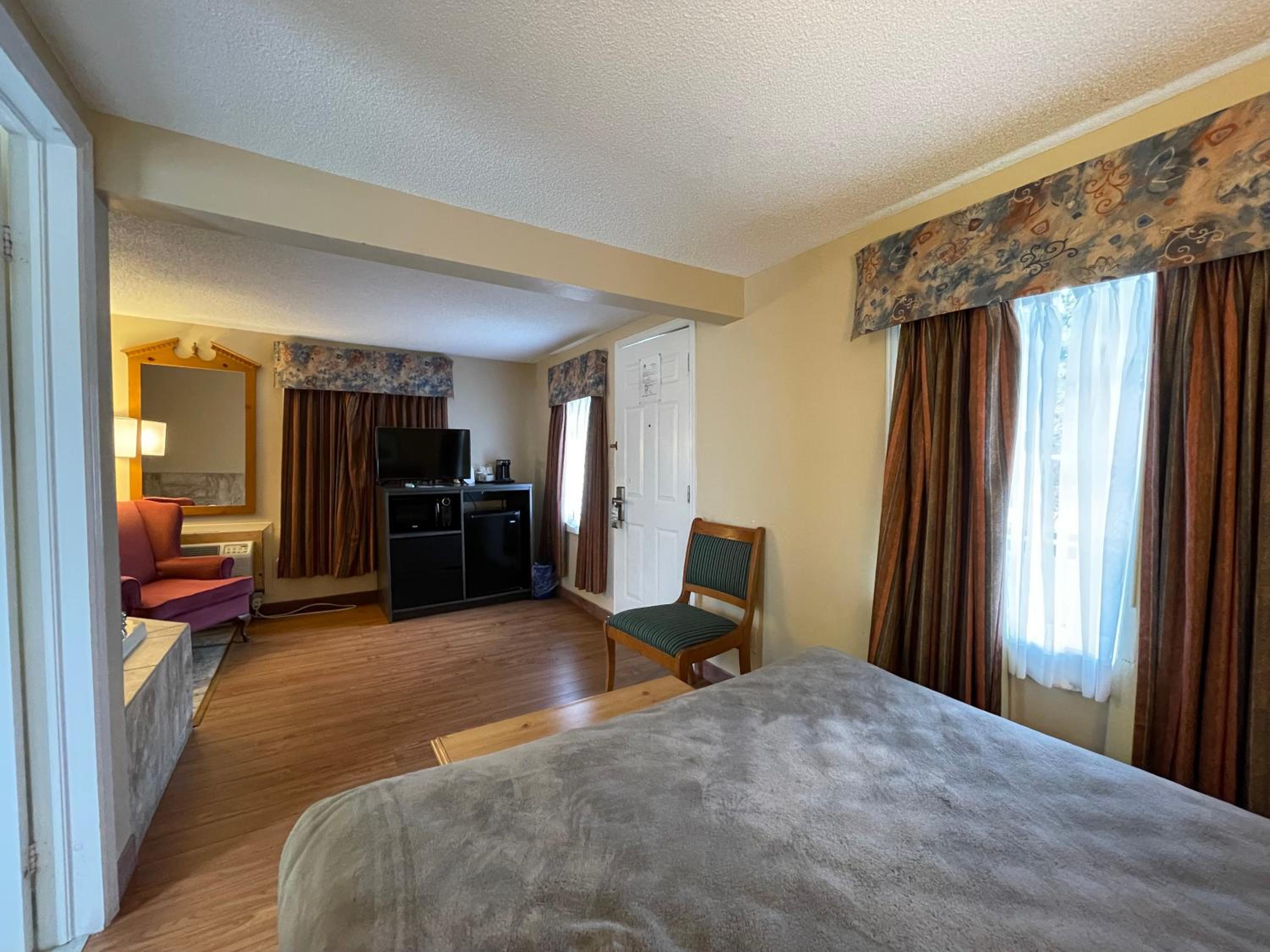Queen Cottage Suite - Non-Smoking - Photo 3