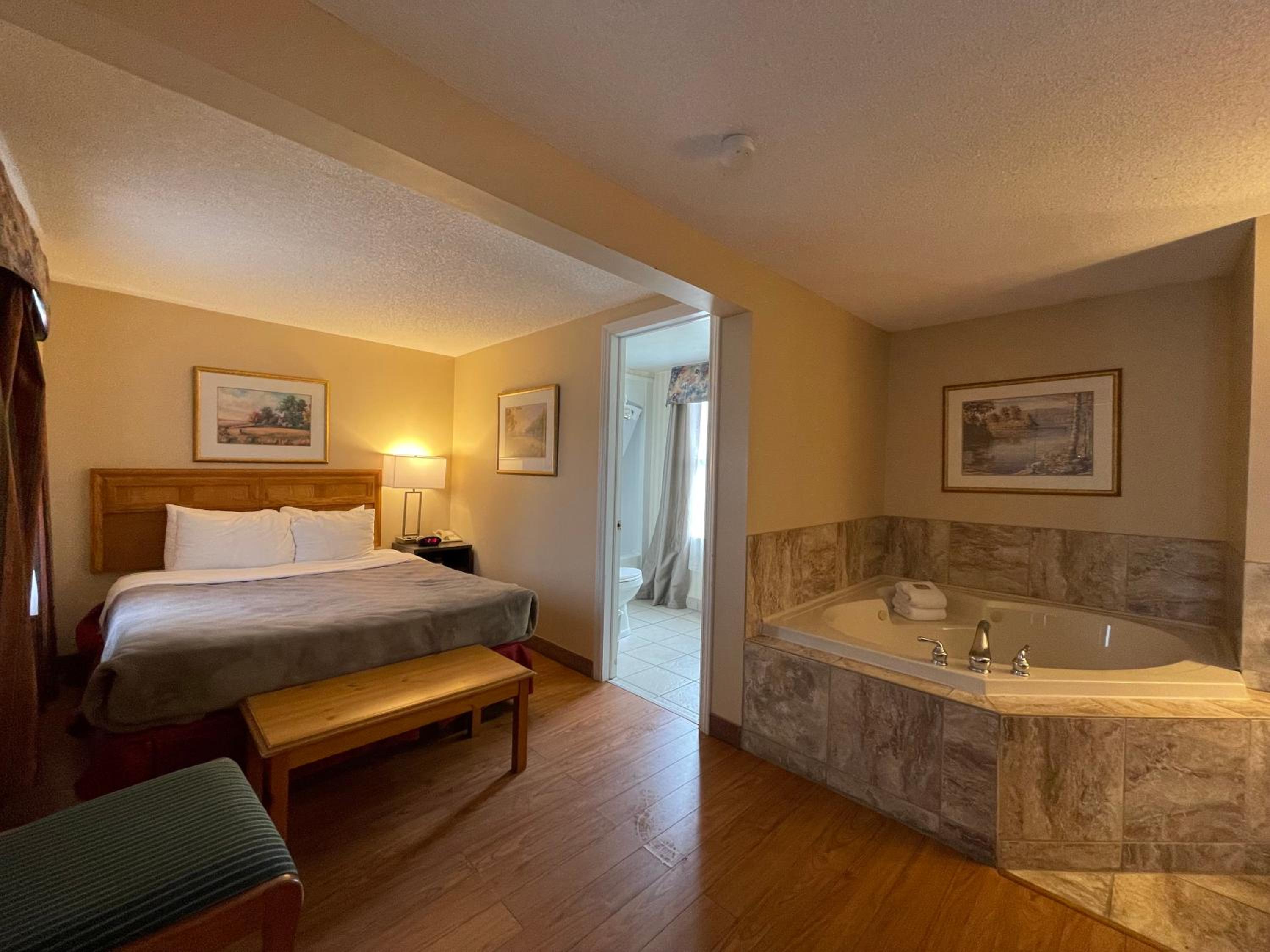 Queen Cottage Suite - Non-Smoking - Photo 1