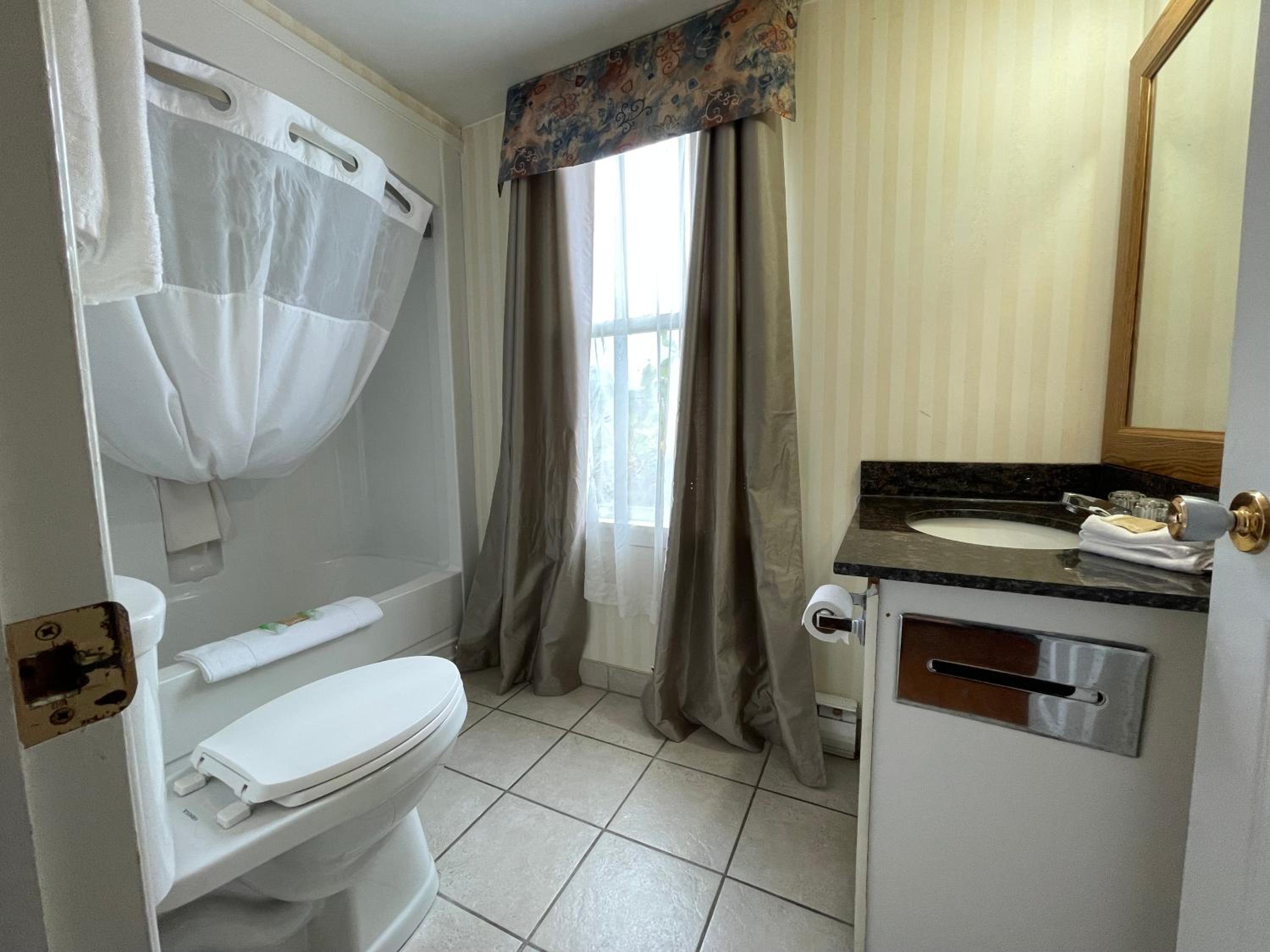 Queen Cottage Suite - Non-Smoking - Photo 2