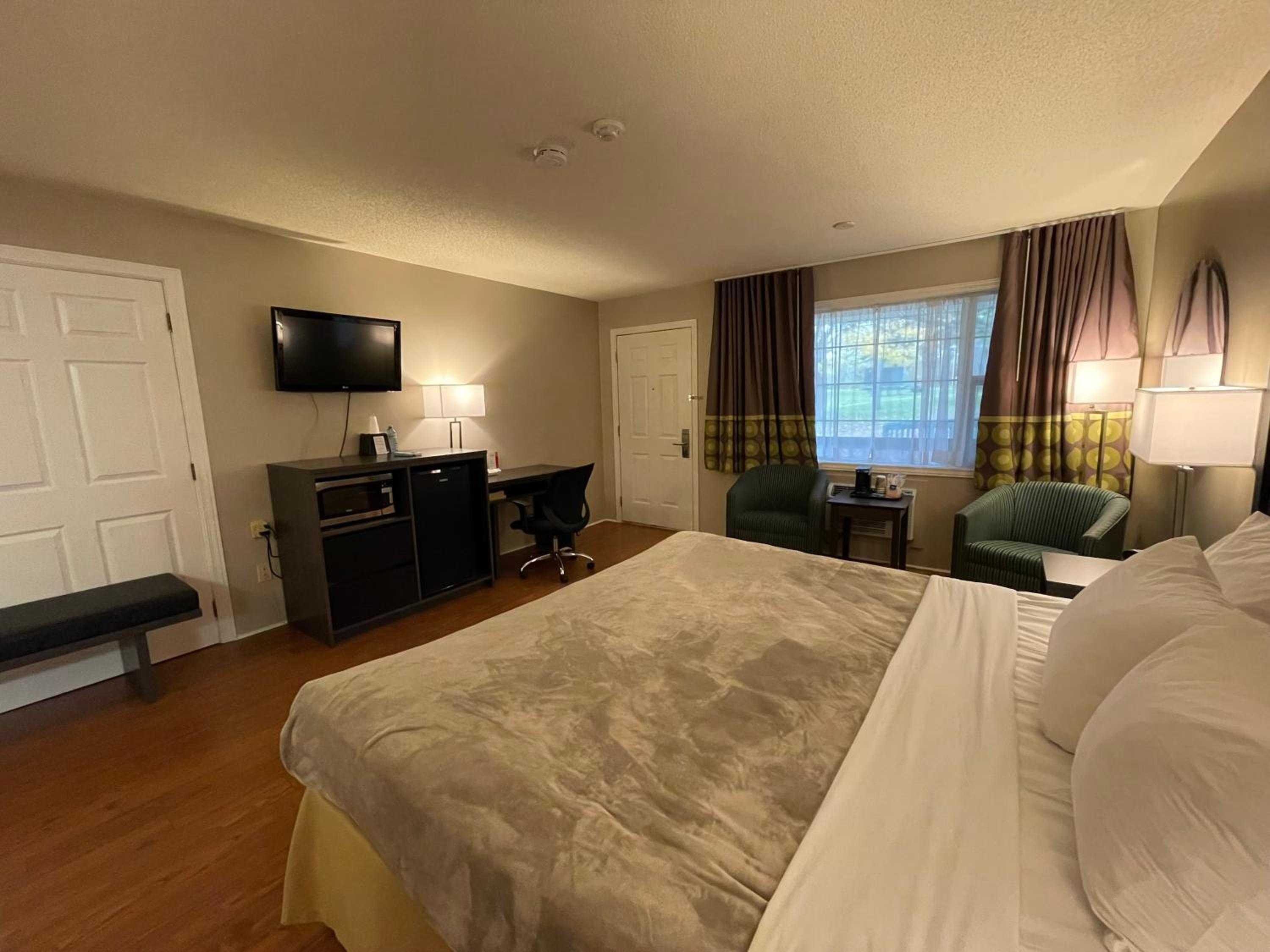 Deluxe King Room with Pool View - Non-Smoking - Photo 3