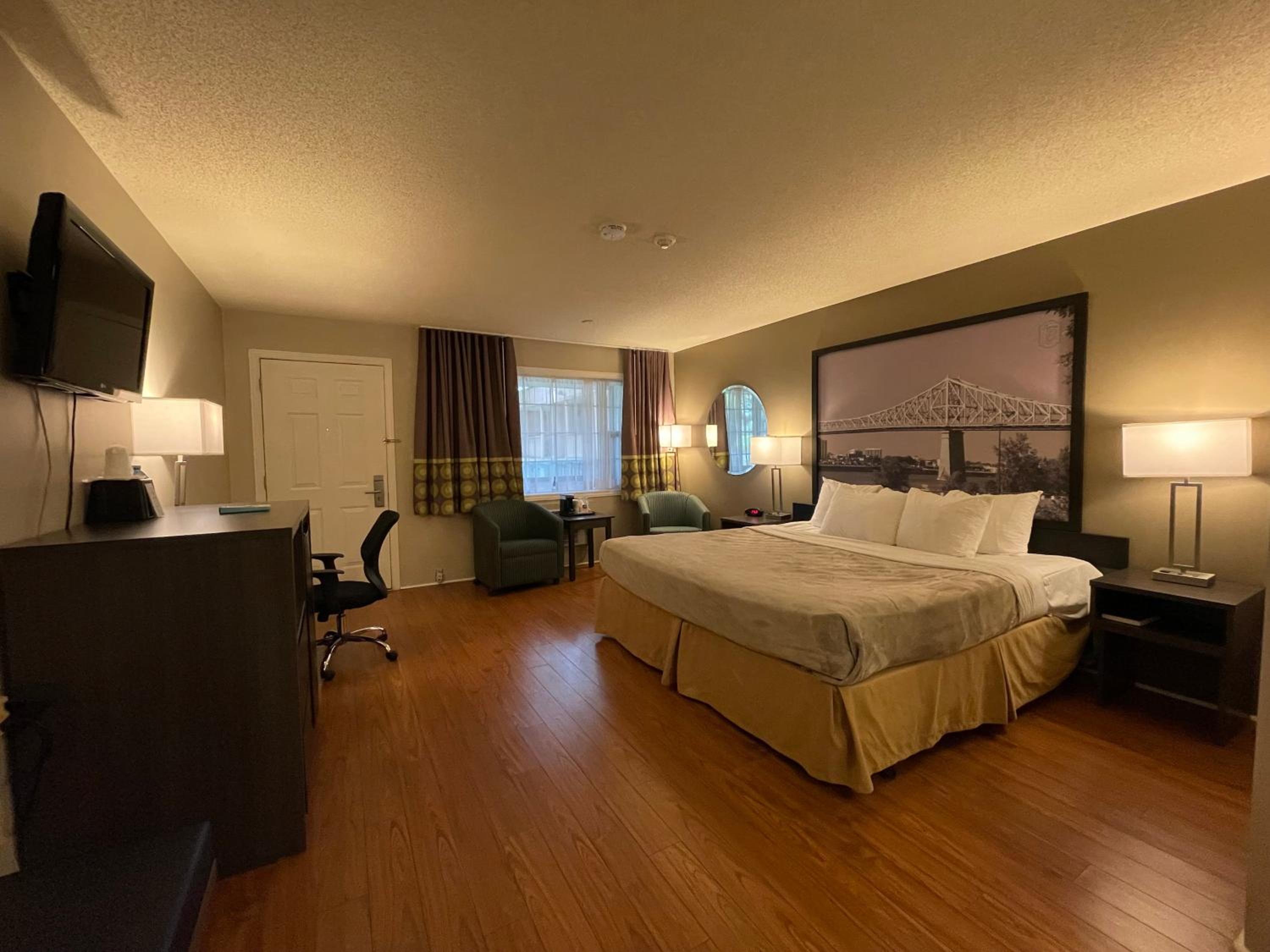 Deluxe King Room with Pool View - Non-Smoking - Photo 2