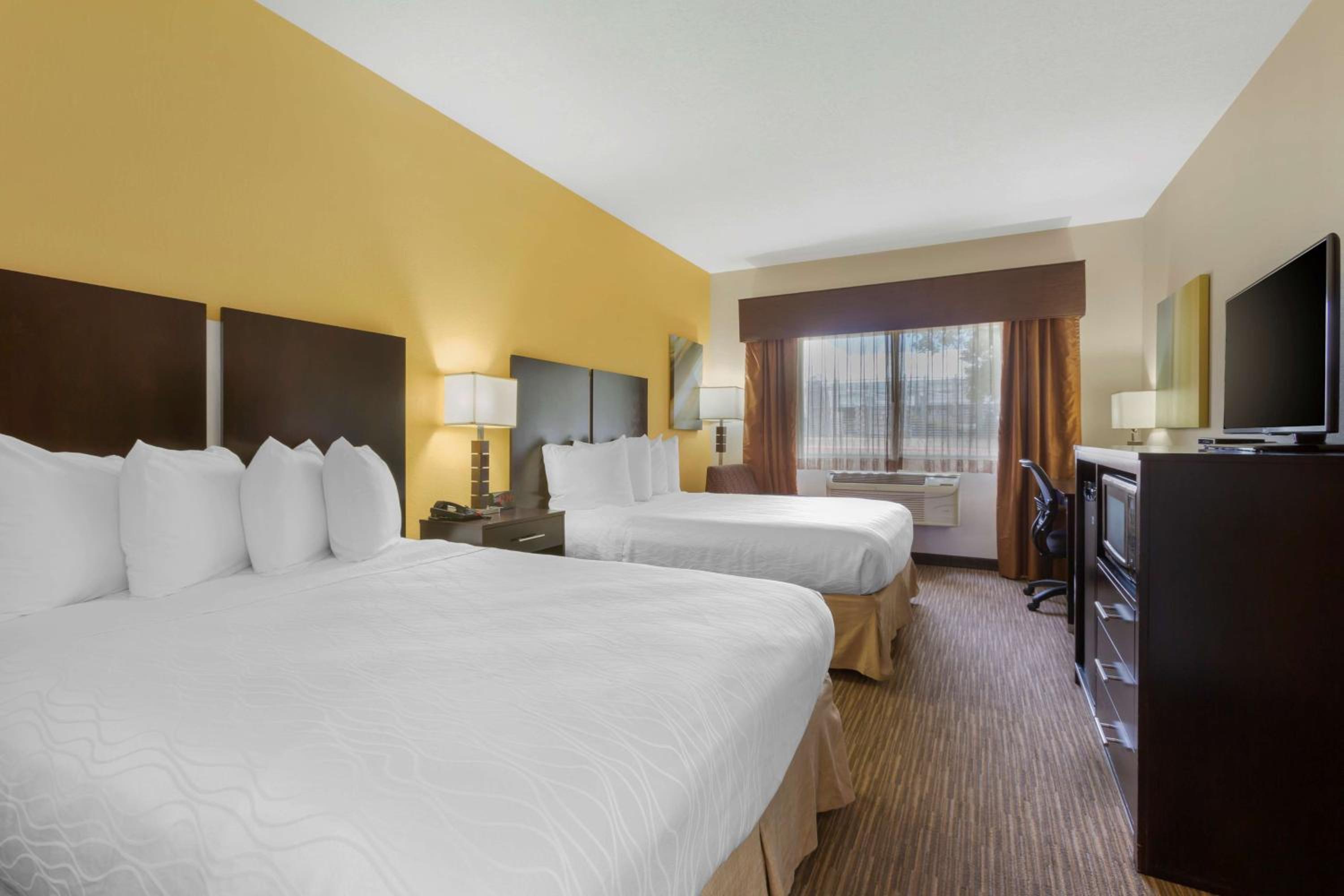 Queen Room with Two Queen Beds - Photo 4