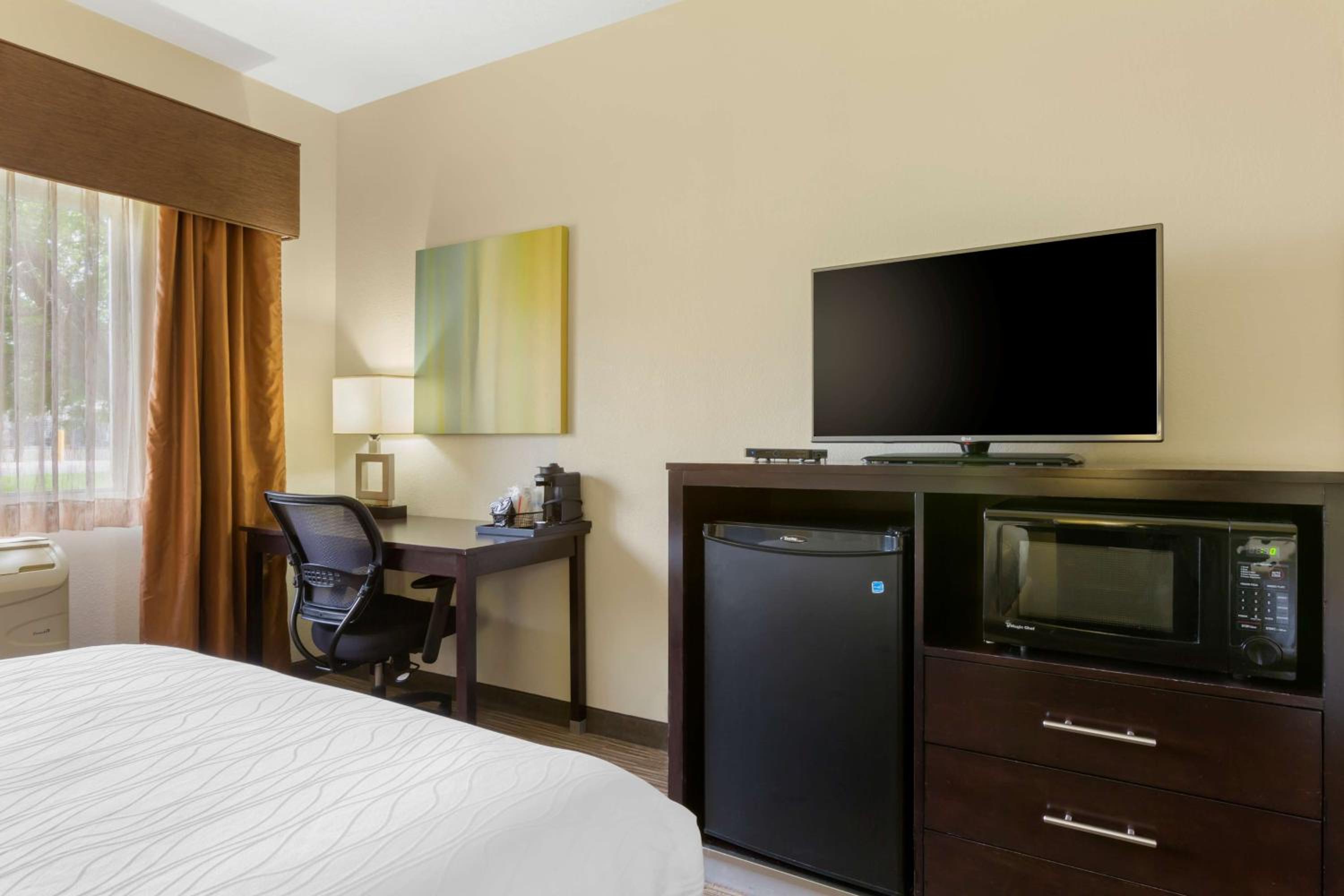 Queen Room with Two Queen Beds - Photo 3