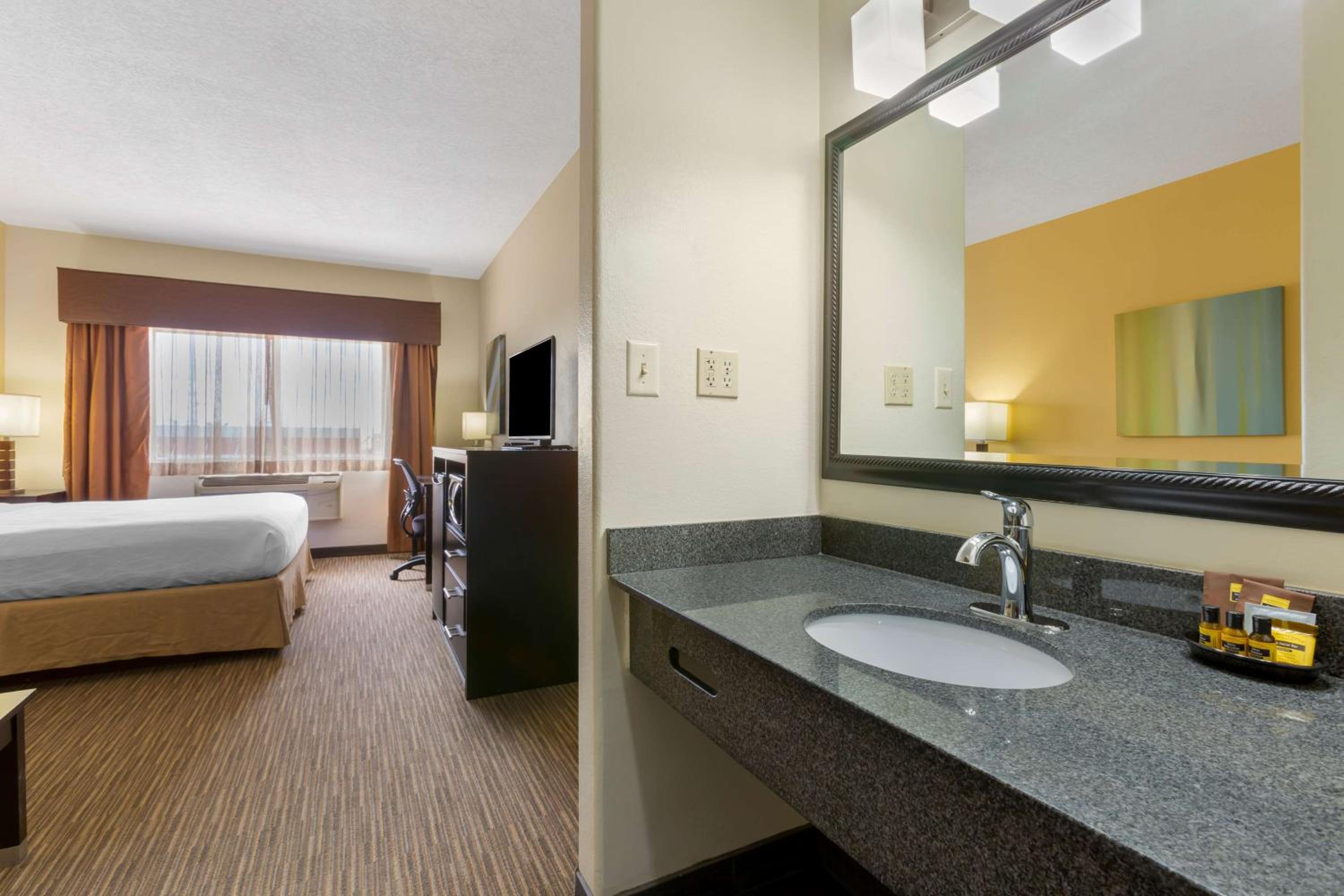 King Room - Non-Smoking - Photo 1