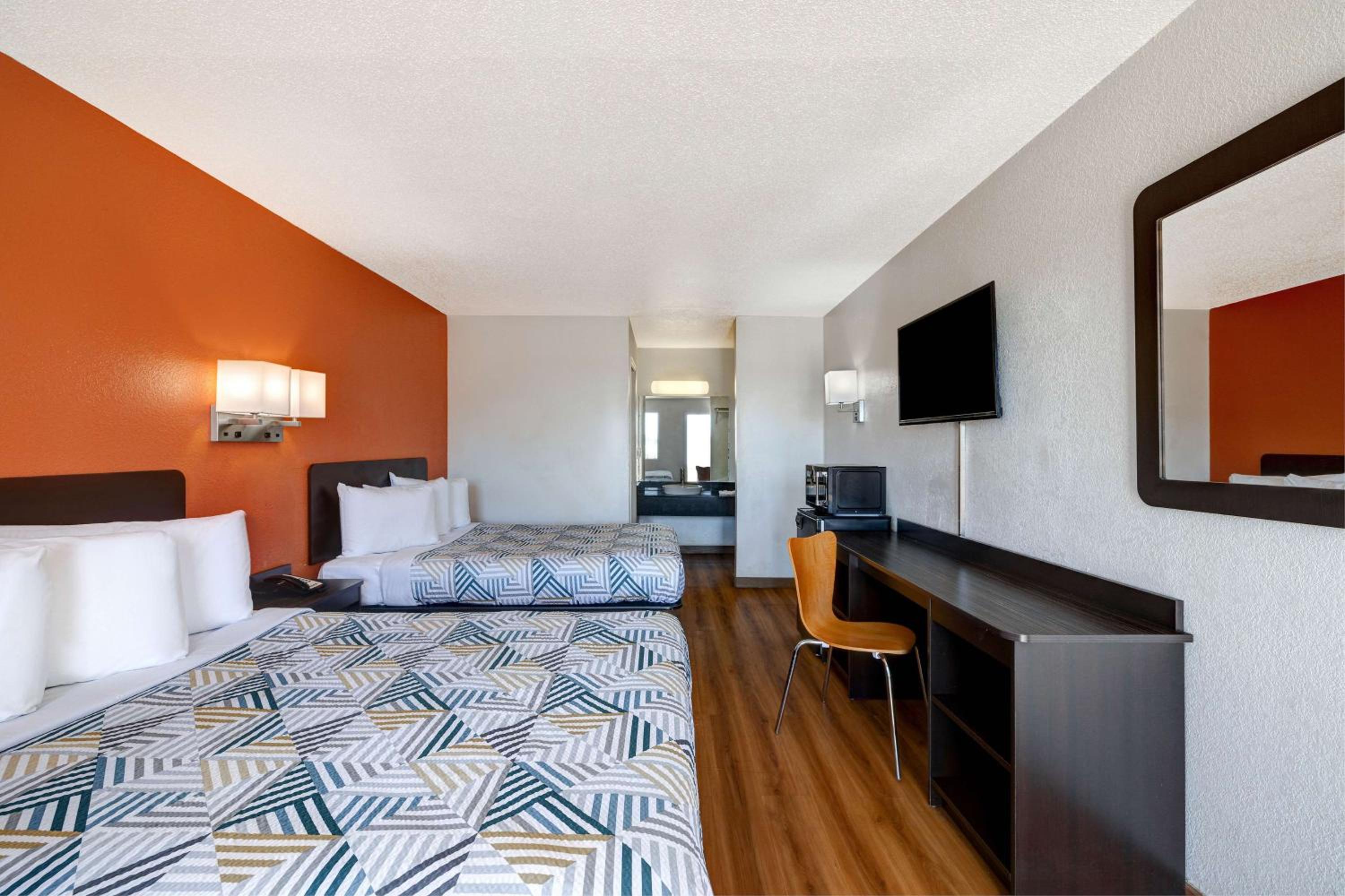 Deluxe Queen Room with Two Queen Beds - Non-Smoking photo 2
